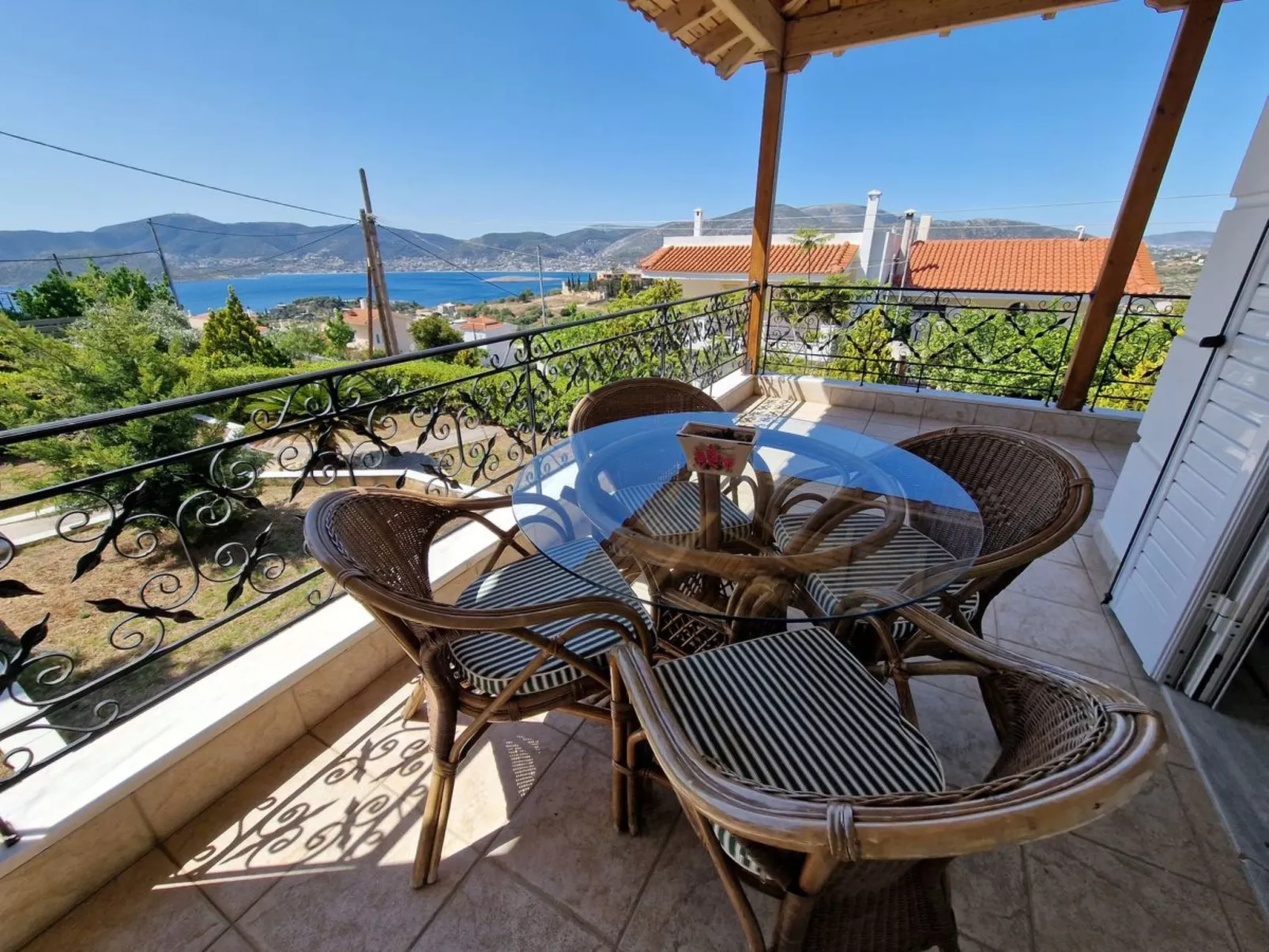 Vollständig umschlossene und großzügig angelegte dreistöckige Ferienvilla mit f-Dehors