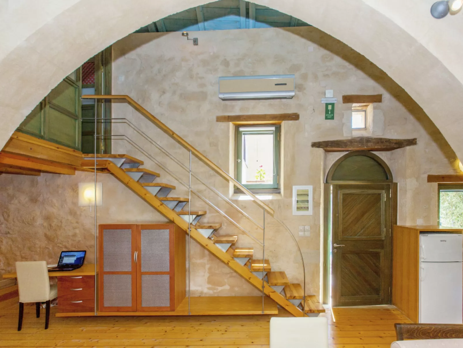 Mit privatem Pool in Roustika-Dedans