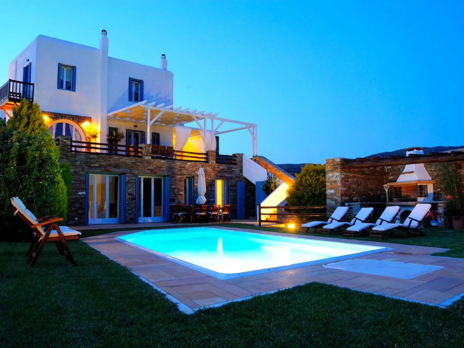 Villa mit Blick auf das Wasser-Dehors