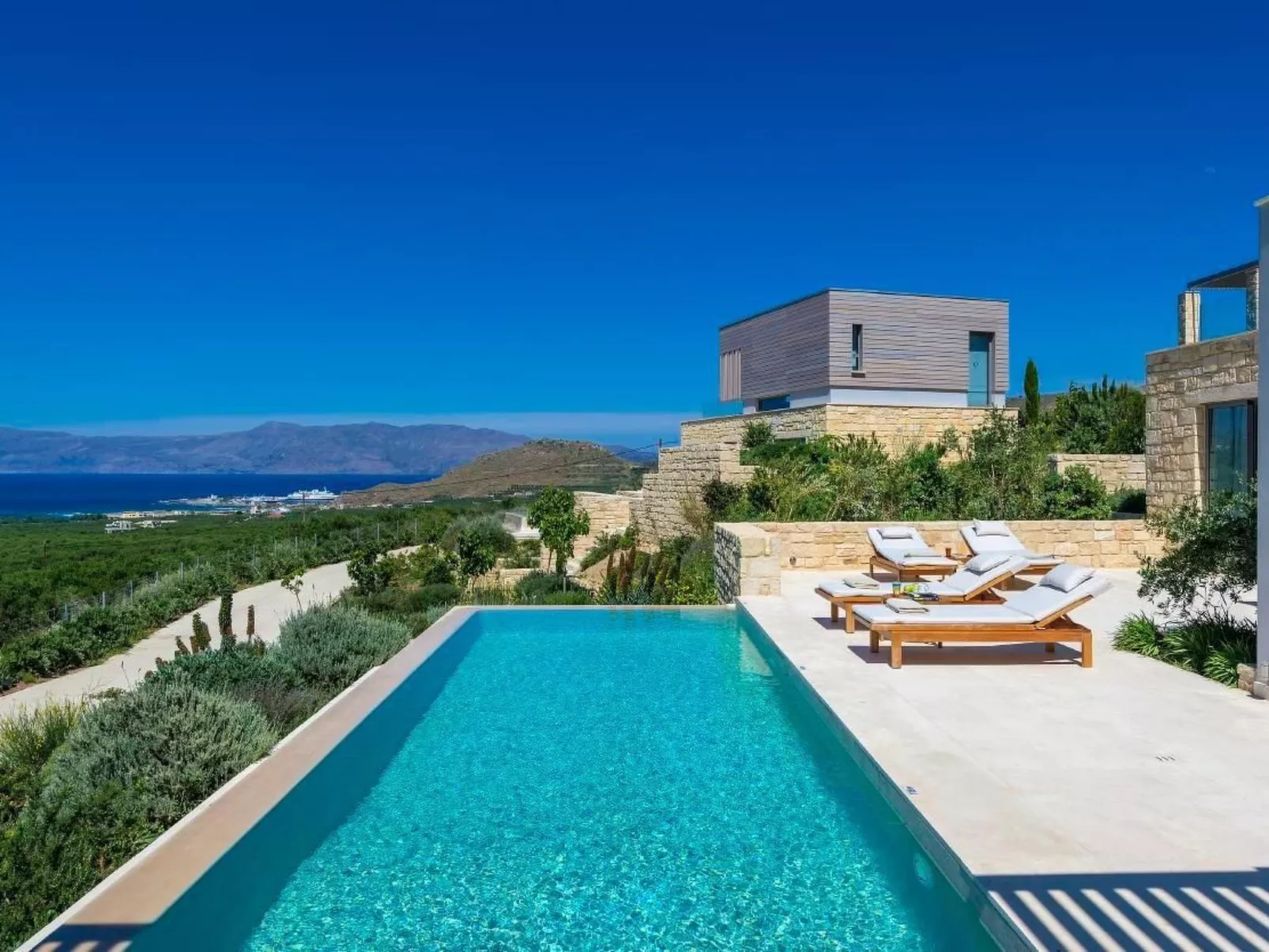 "Villa Charisma" mit eigenem Pool-Dedans