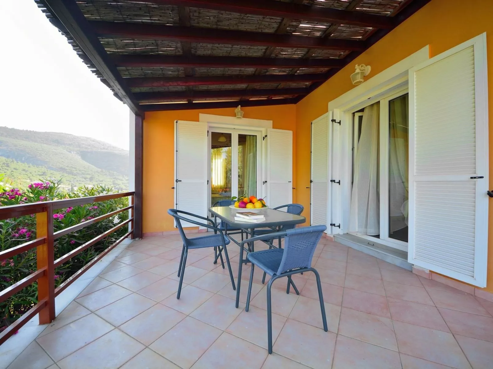 "Yellow Villa"-Inside