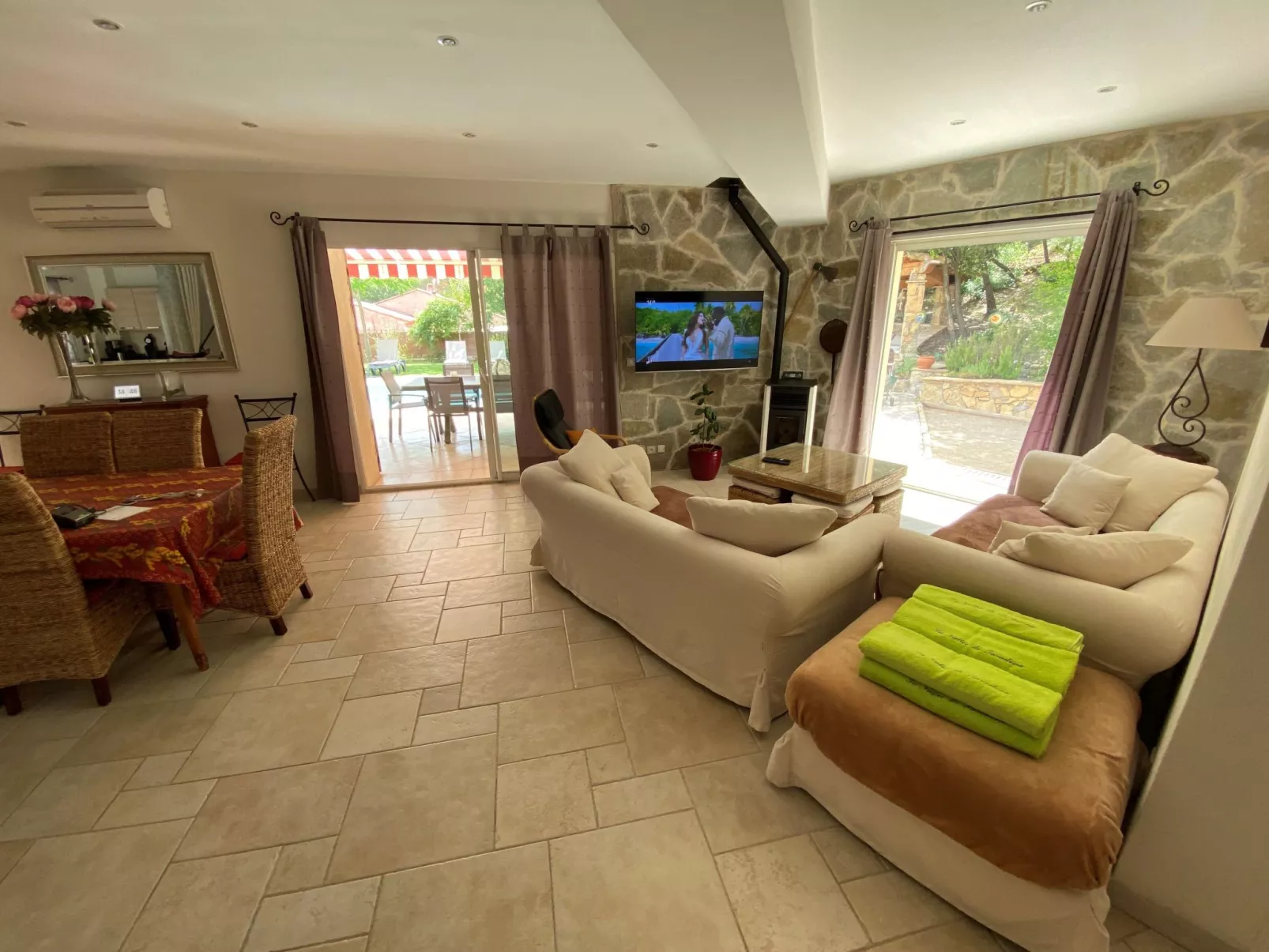 Mit eigenem Pool-Drinnen