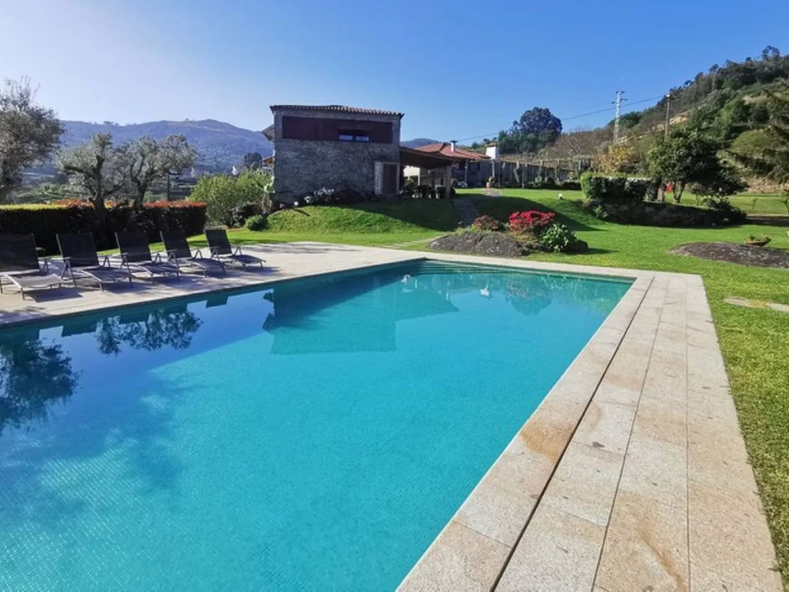 Fabelhafter Pool in einer atemberaubenden Landschaft-Draußen