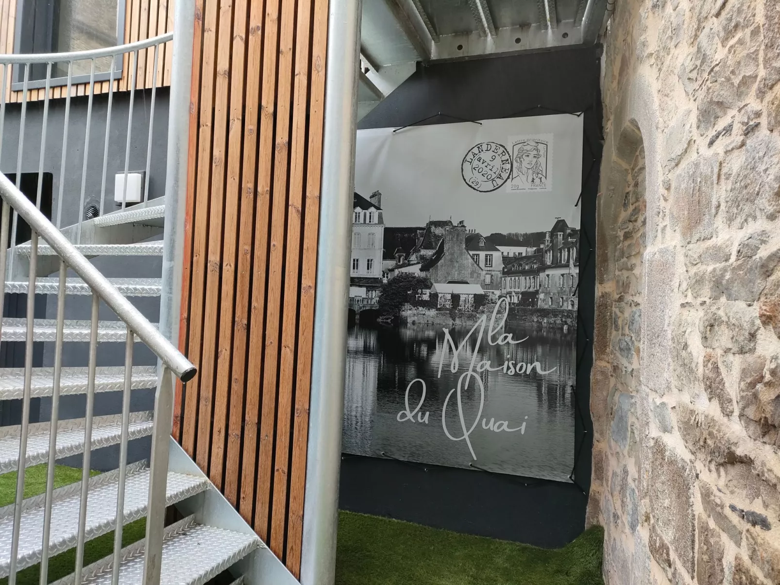 "La Maison du Quai" (Das Haus am Kai)-Outside