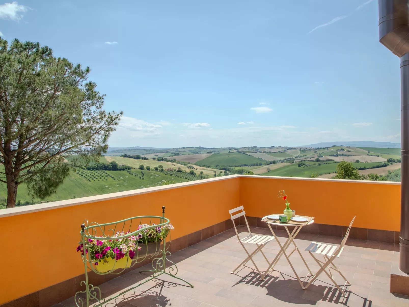 Haus mit Terrasse mit Aussicht und Gemeinschaftspool-Image-tags.info