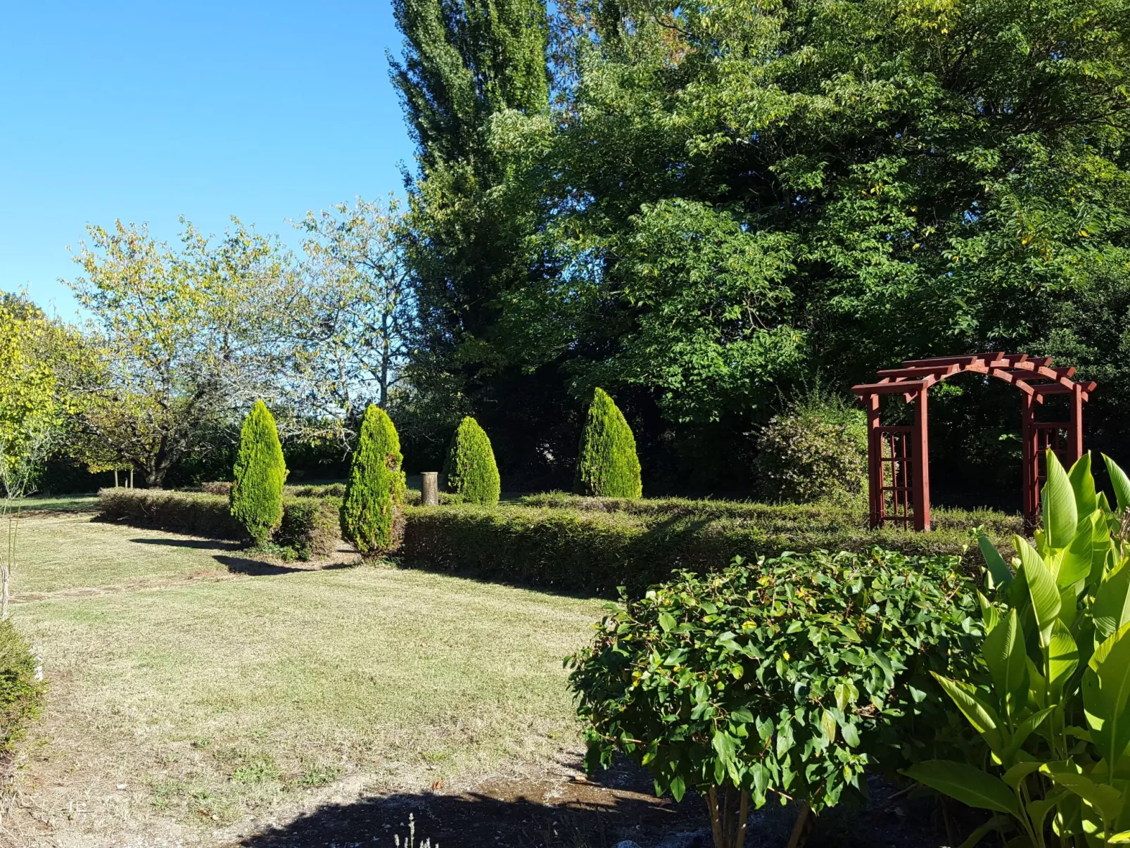 Der Pavillon - im Park des Schlosses Lescaut-Draußen