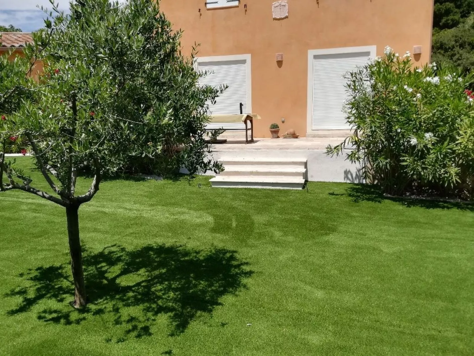 Freistehendes Haus mit großer Terrasse und Panoramablick auf die Landschaft-Image-tags.info