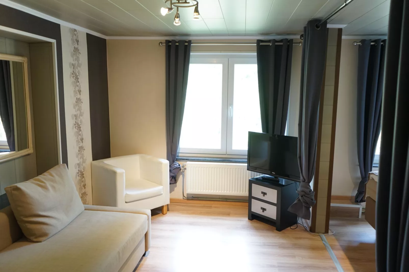 Les 5 Ourthes-Bedroom