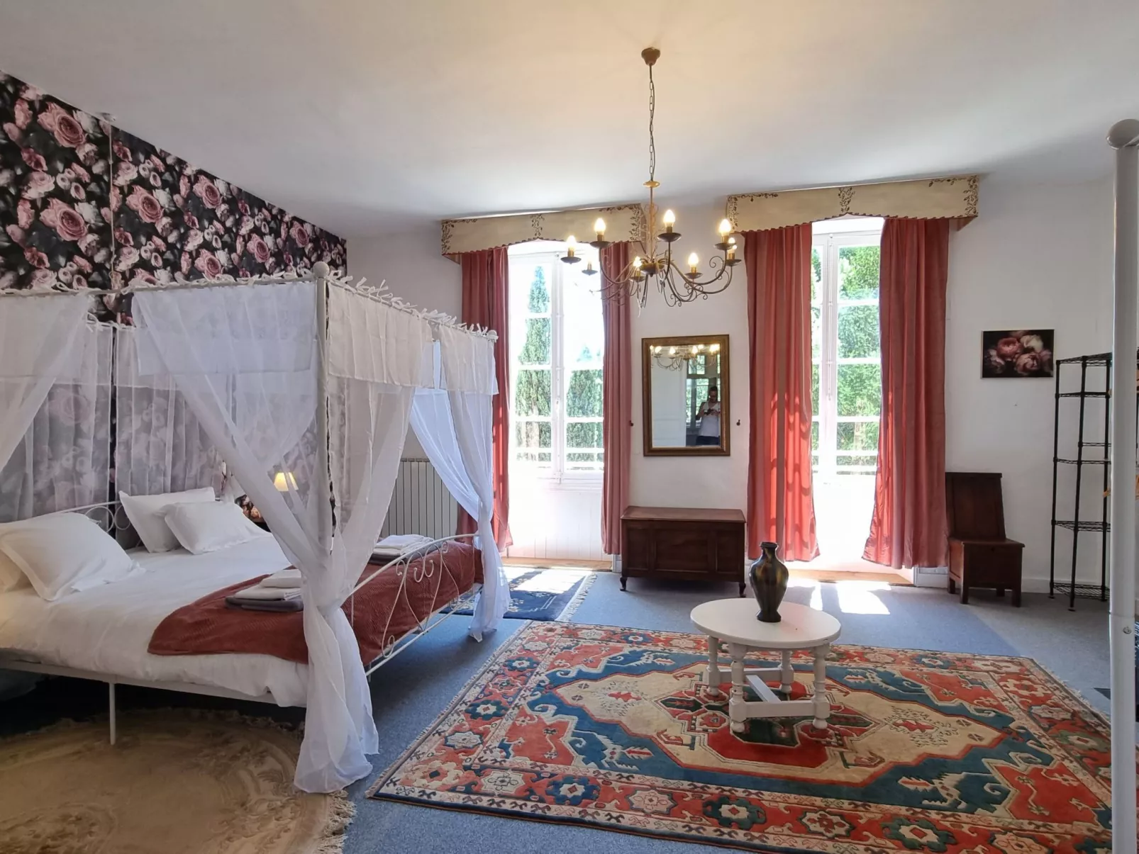 8-Zimmer-Schloss mit Pool und eigenem Park-Drinnen