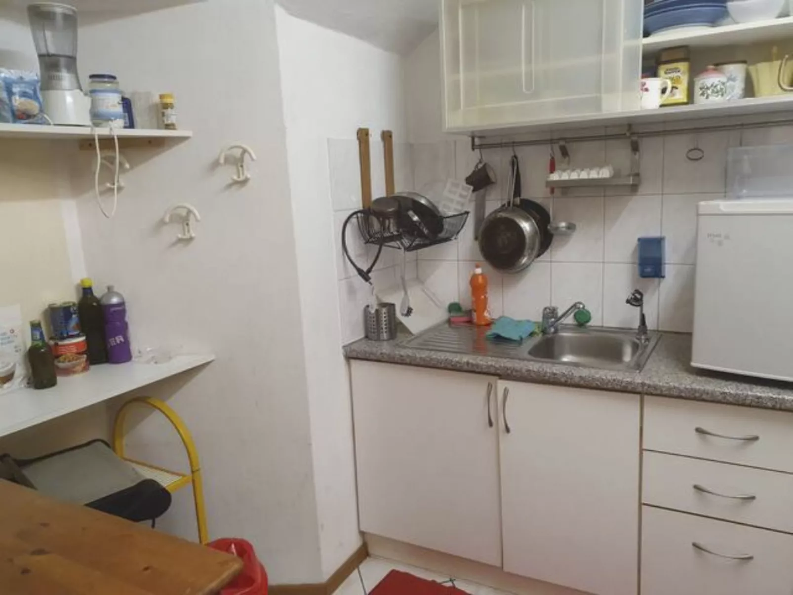 Mit Blick auf das Wasser-Dedans