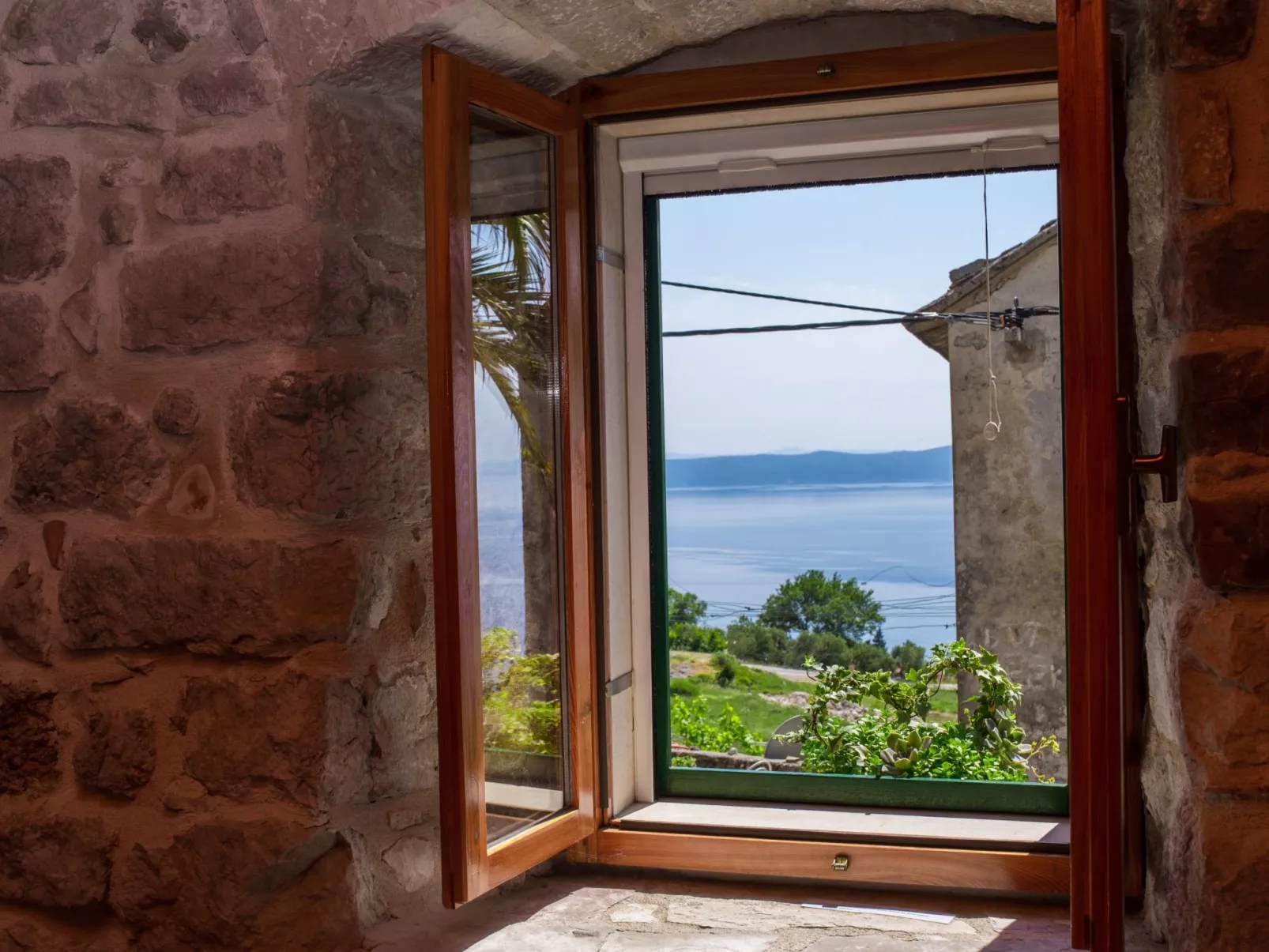 Mit Blick auf das Wasser-Outside