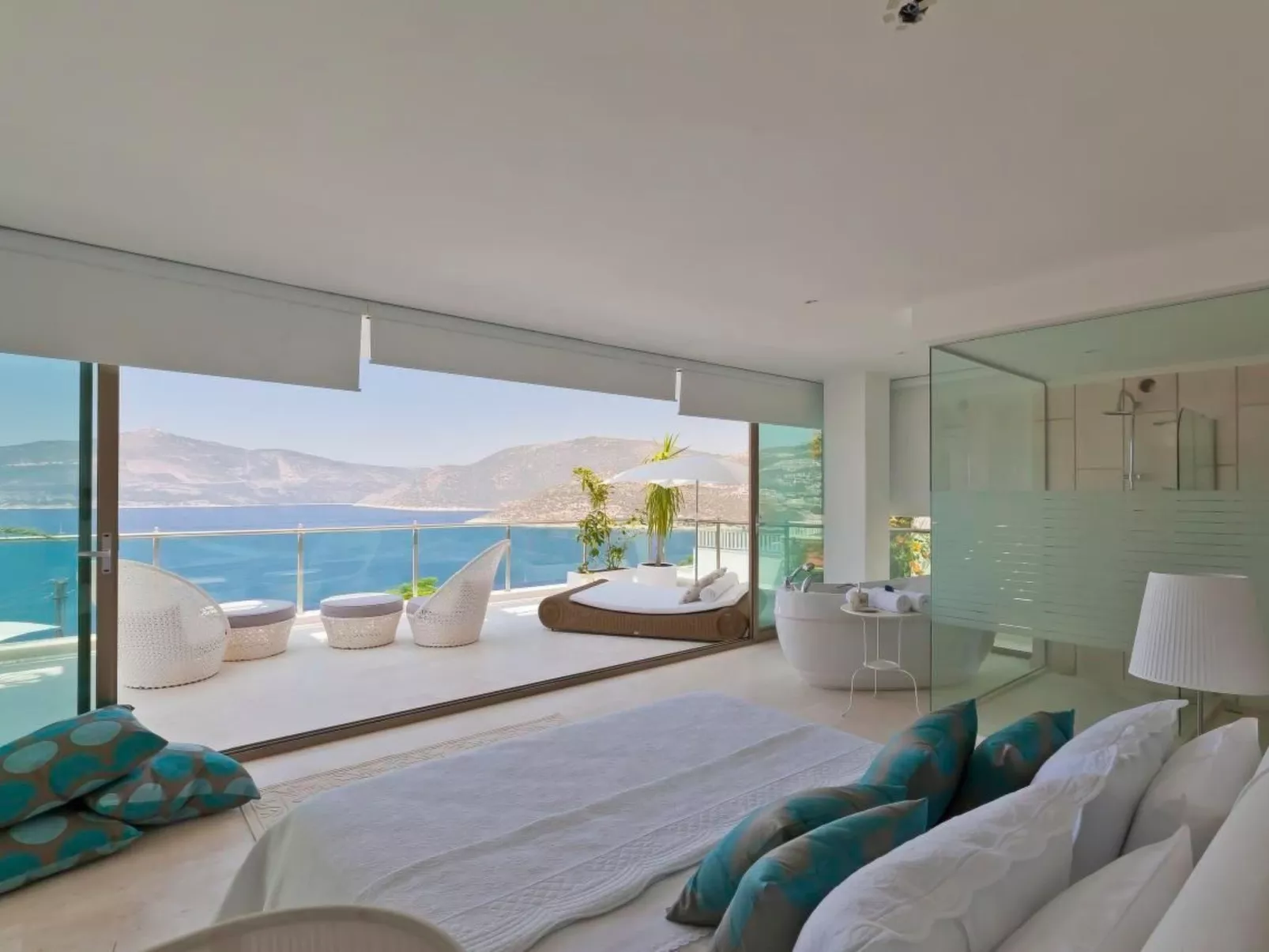 Ferienvilla mit Blick auf das Wasser-Dedans