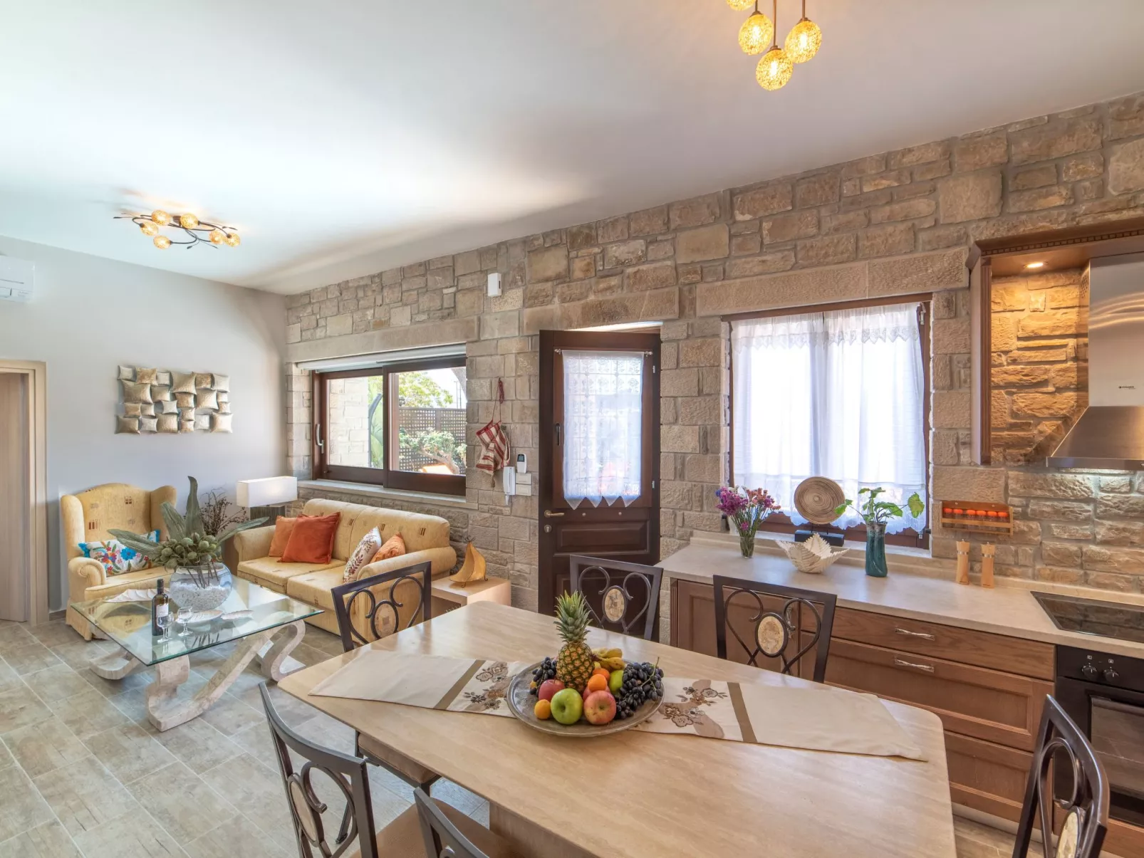 Luxuriöser Villenkomplex mit 14-16 Schlafzimmern in Strandnähe-Inside