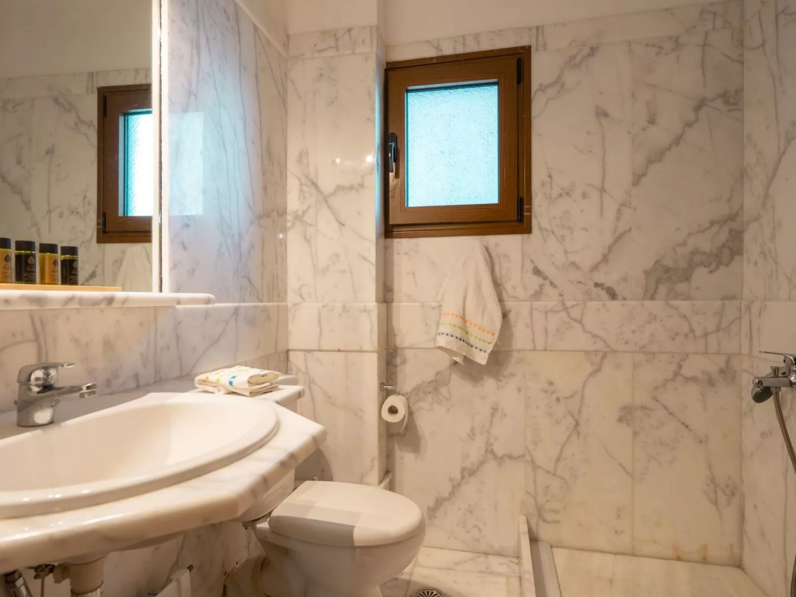 The Miller House under Meteora-Drinnen