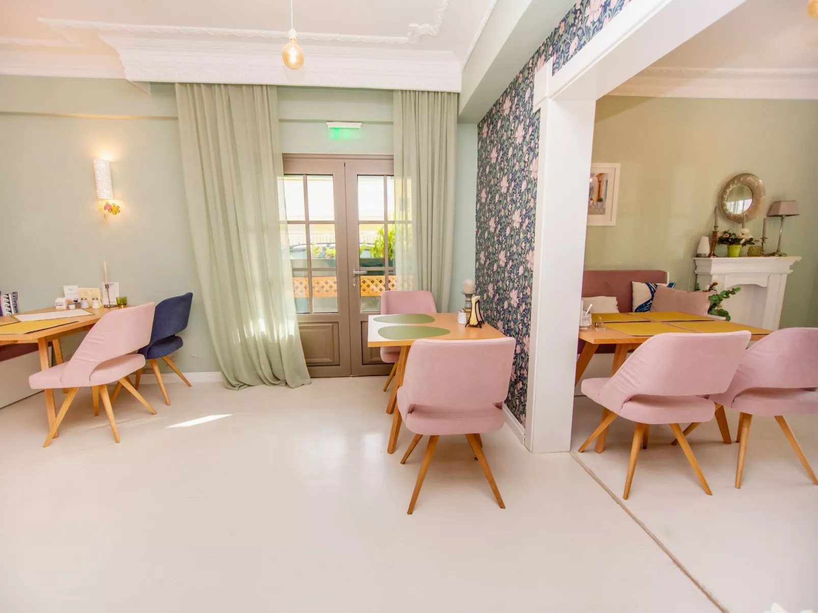 Mit Terrasse-Drinnen