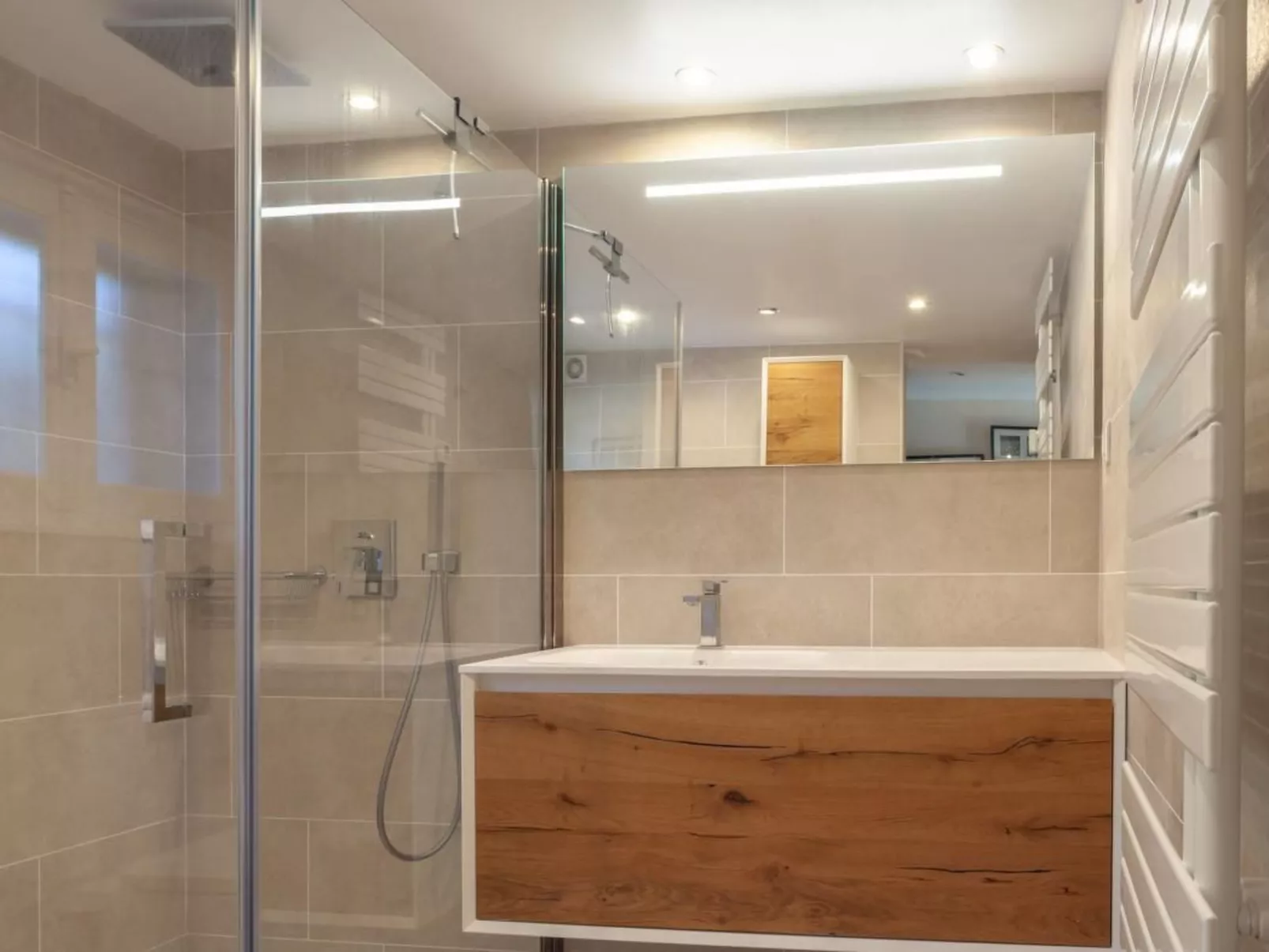 Villa mit privatem Pool und Fitnessraum-Inside