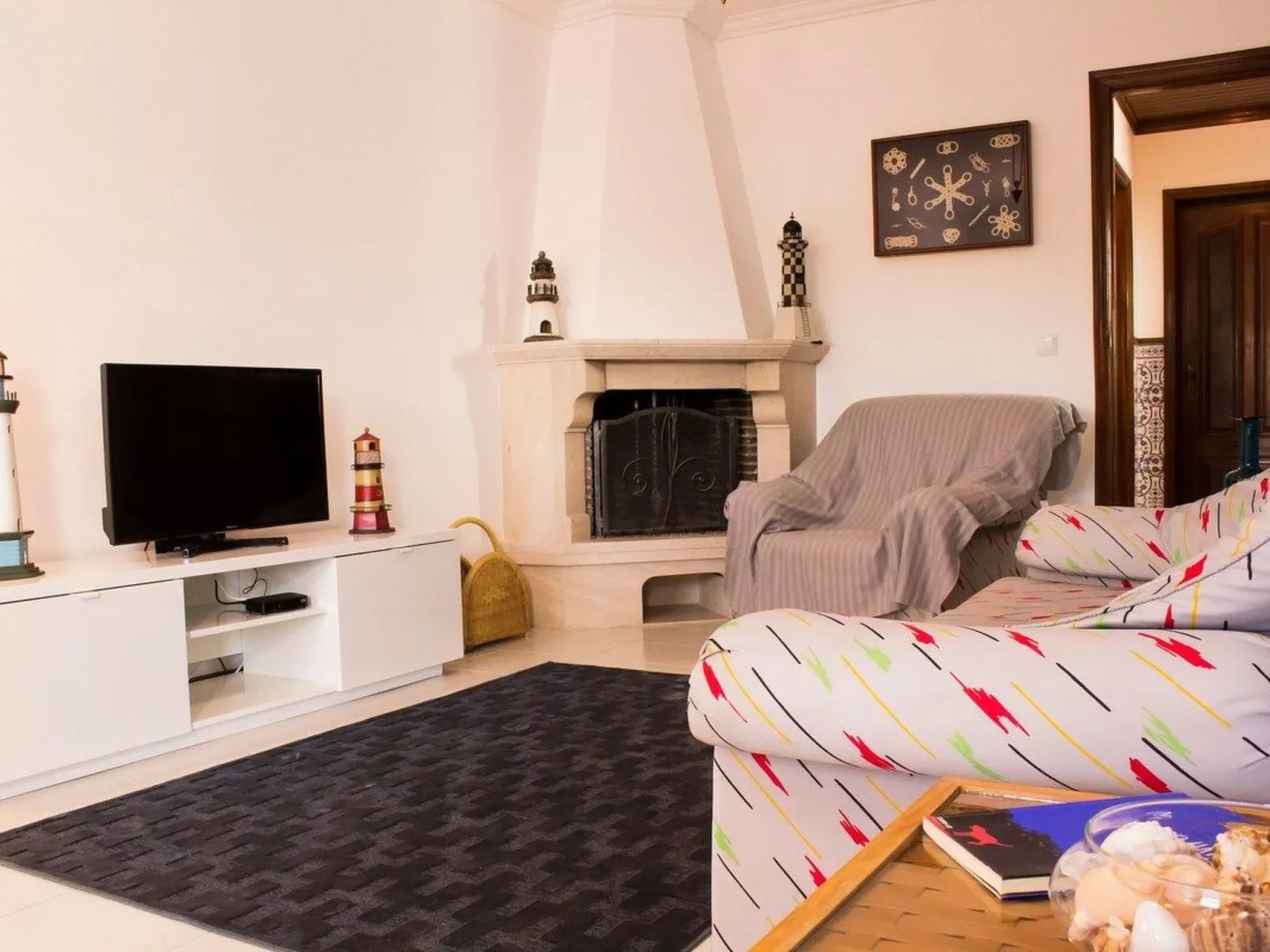 Haus der Scheinwerfer mit freier Garage-Inside