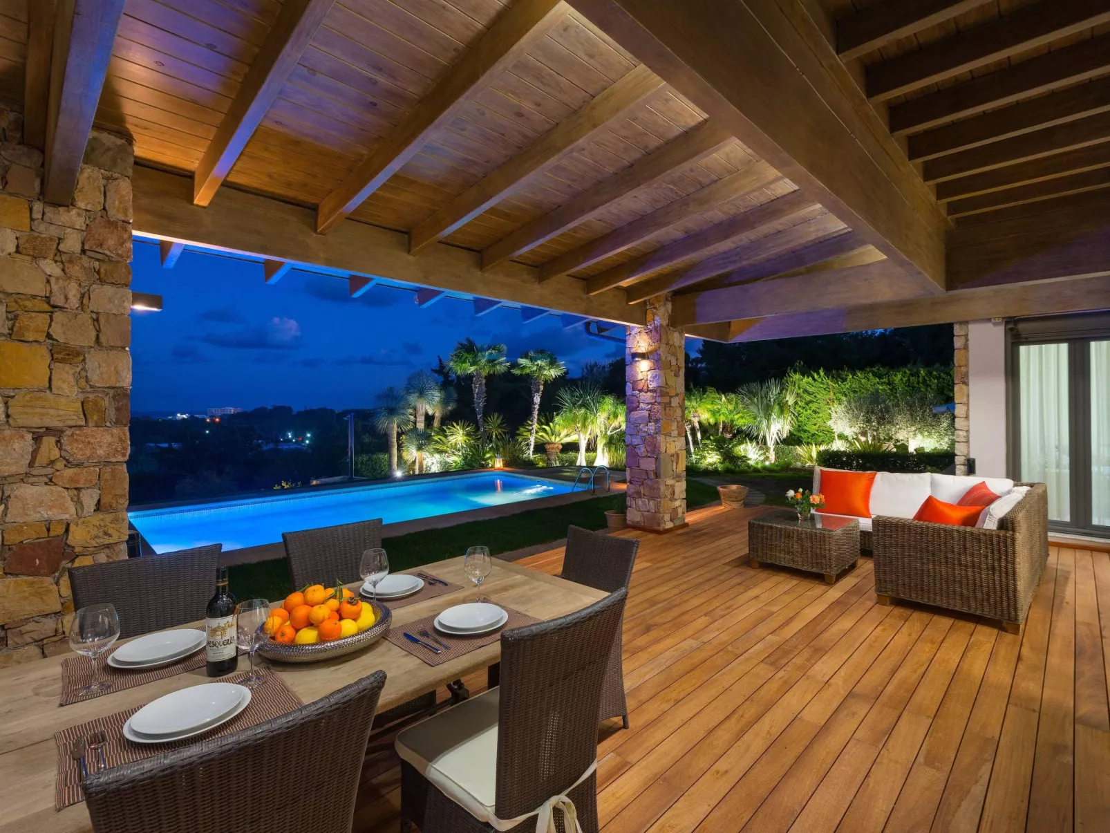 In Sgourou mit Parkplatz, Blick ins Grüne-Dedans