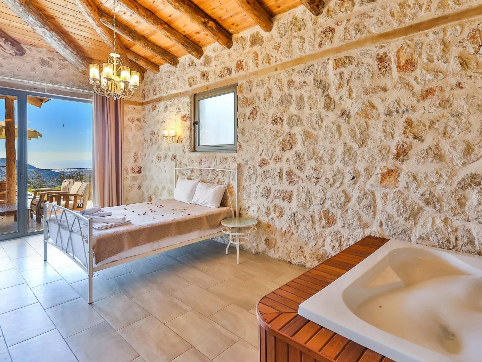 Traditionelles Natursteinhaus mit Sichtschutzpool-Drinnen