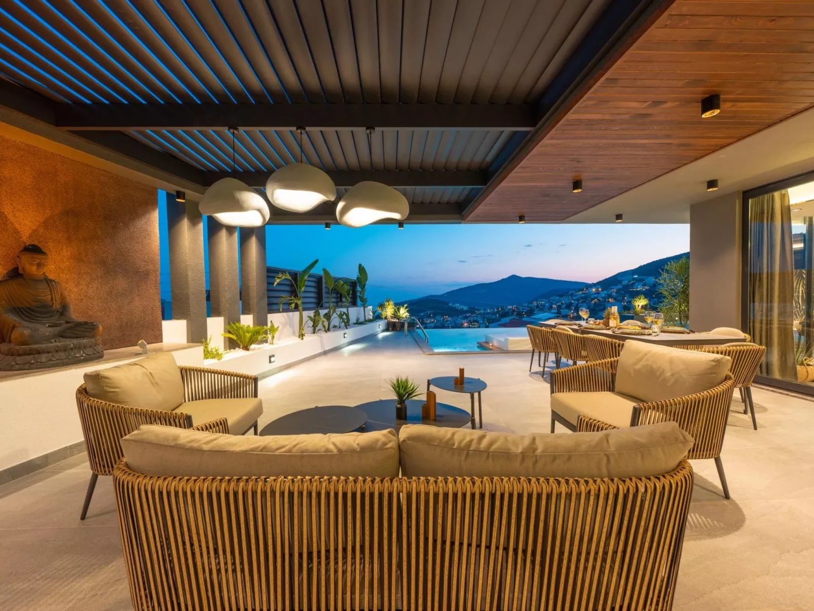 Designvilla mit Pool und spektakulärer Aussicht-Drinnen