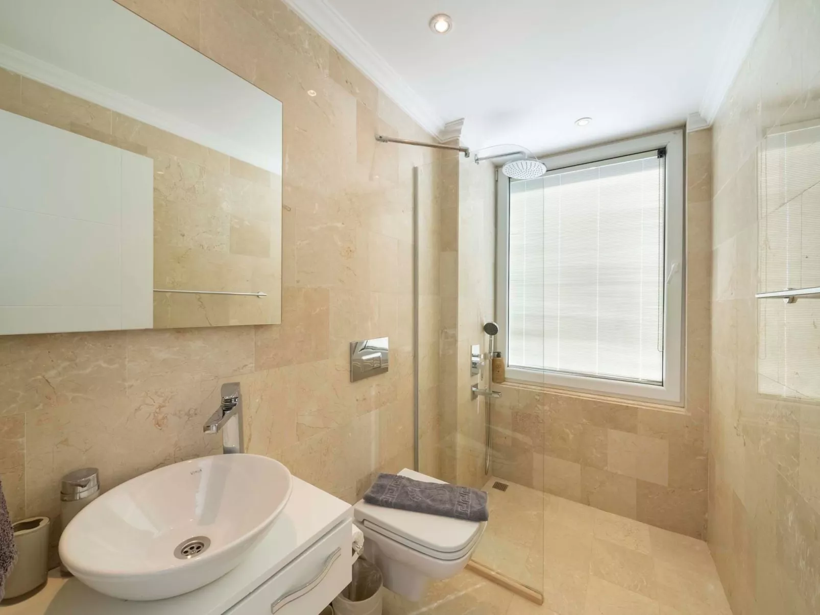 Große Villa direkt am Meer mit Infinitypool-Drinnen