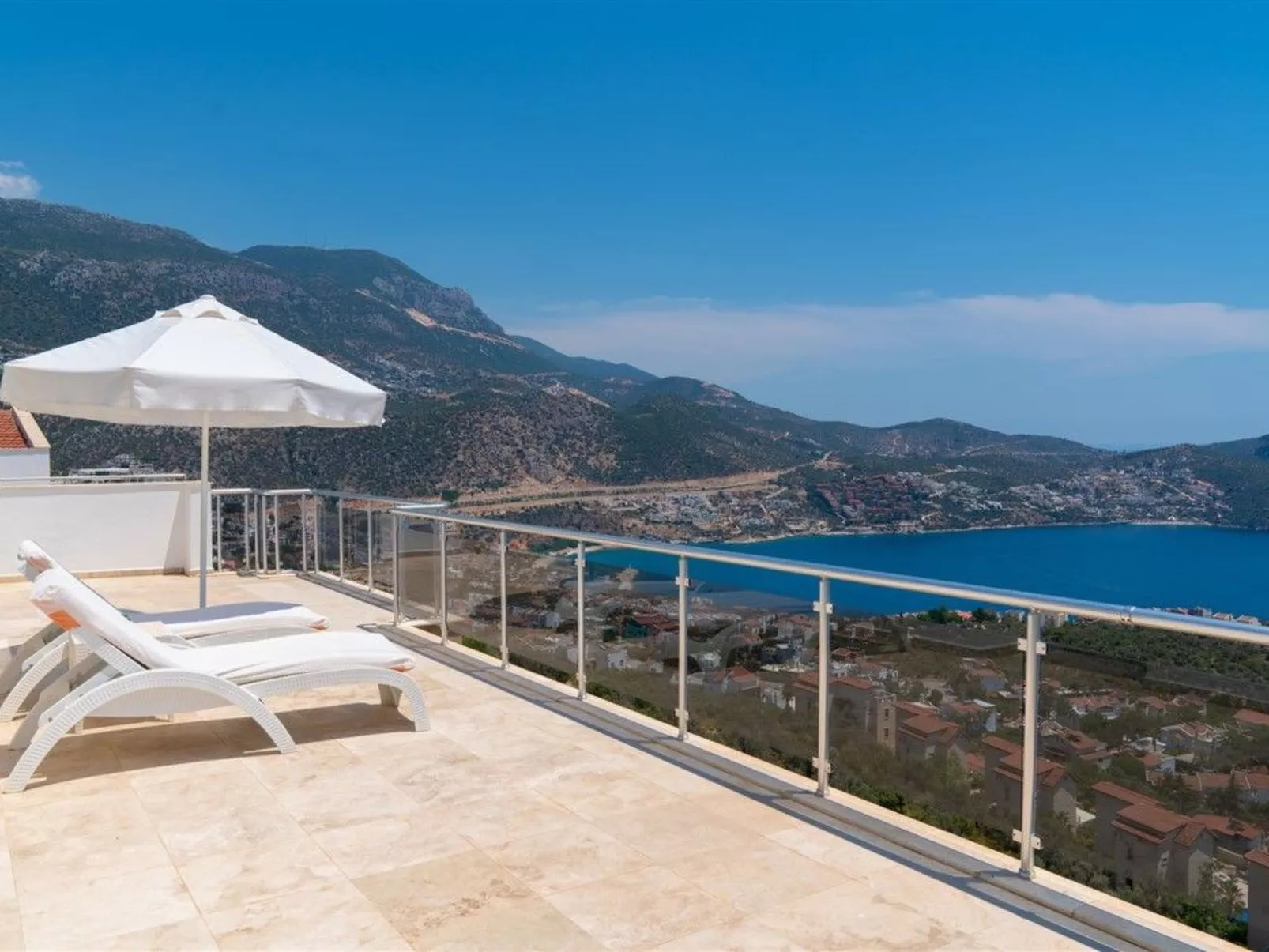 Villa Blueline mit Pool und Meerblick, im Zentrum-Outside