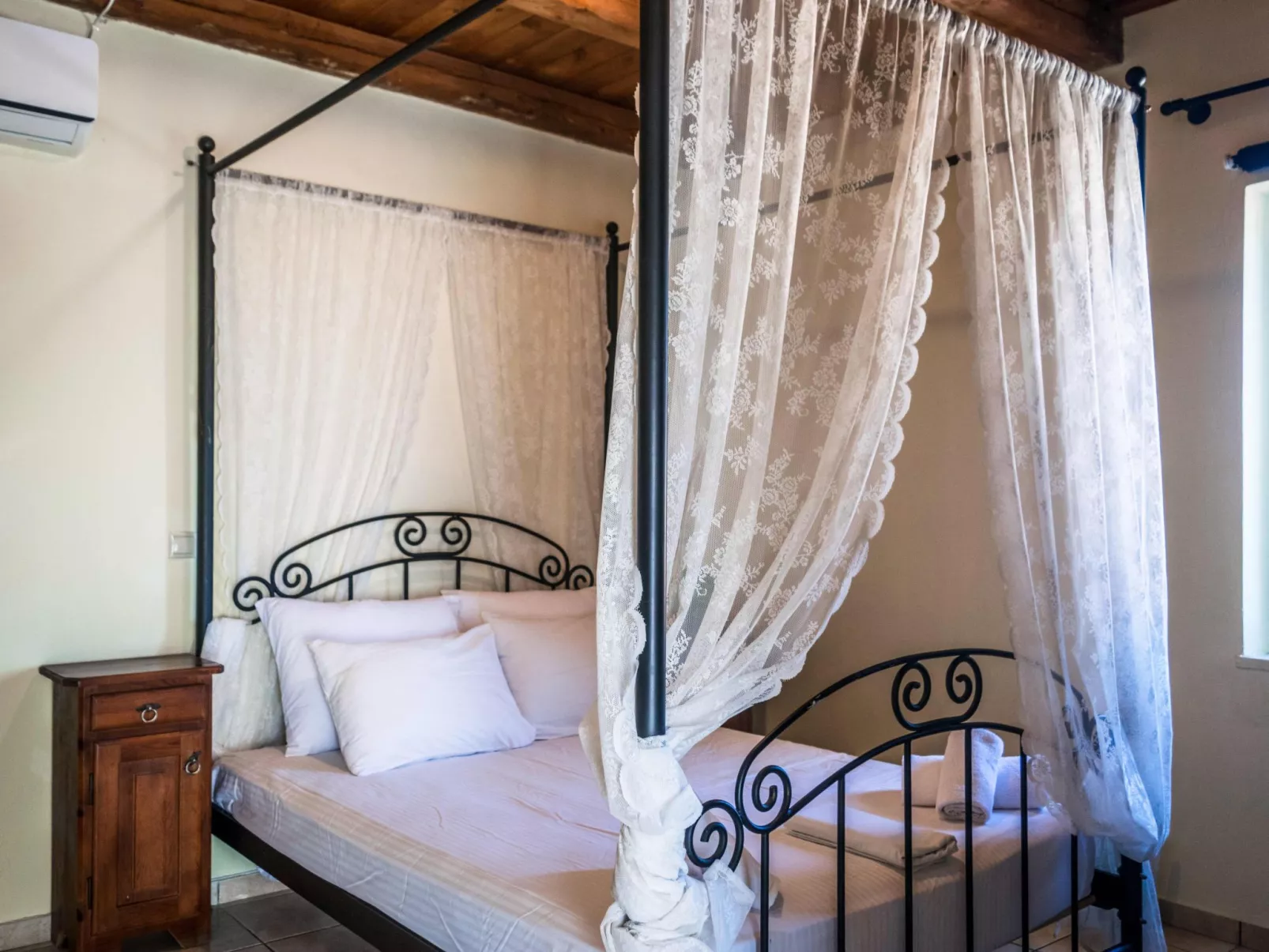 Niriides Villas_ Liagori_ 2-Schlafzimmer privater Pool-Inside