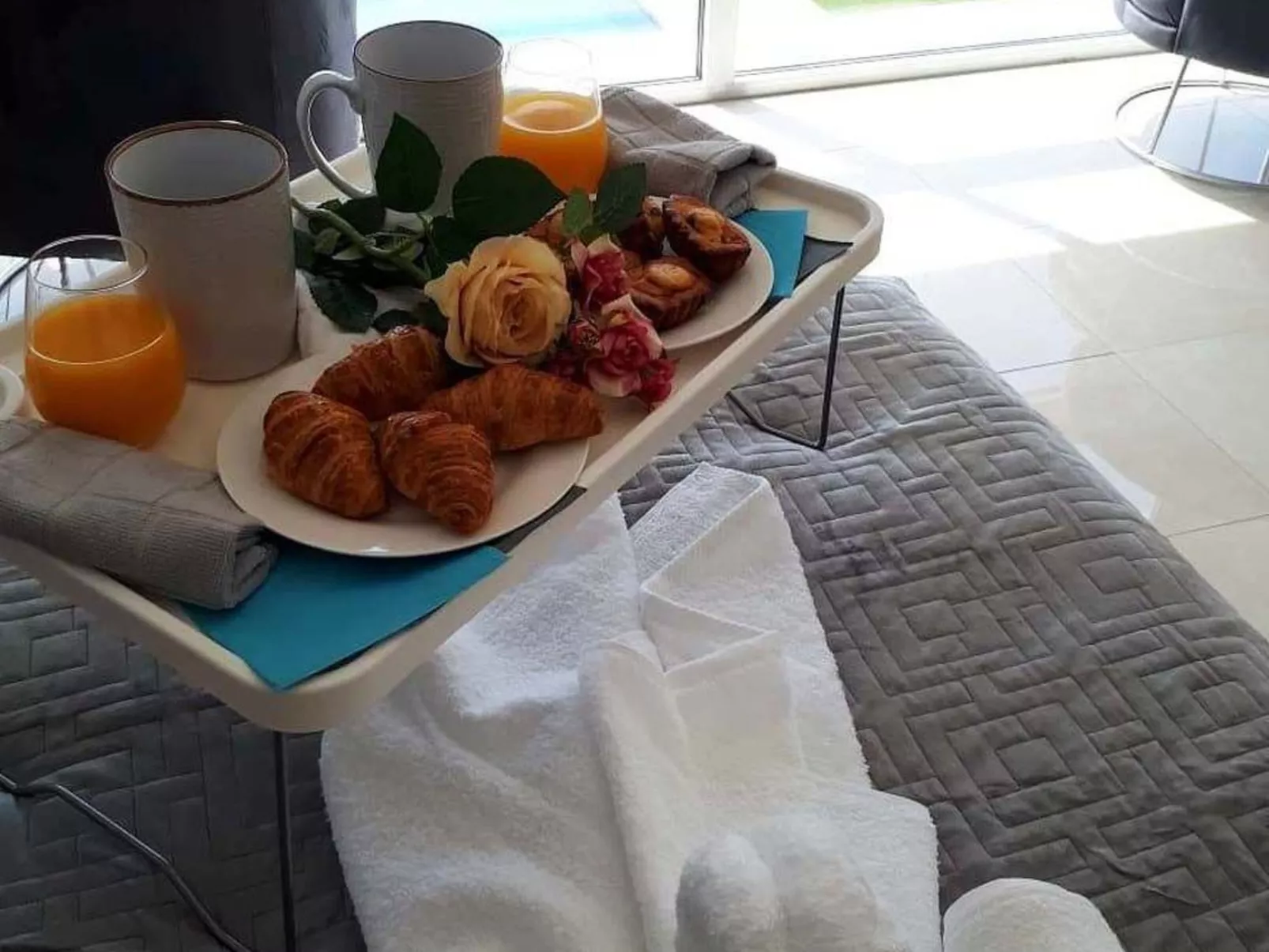 Luxuriöse Villa mit 4 Schlafzimmern, Pool und Whirlpool-Drinnen