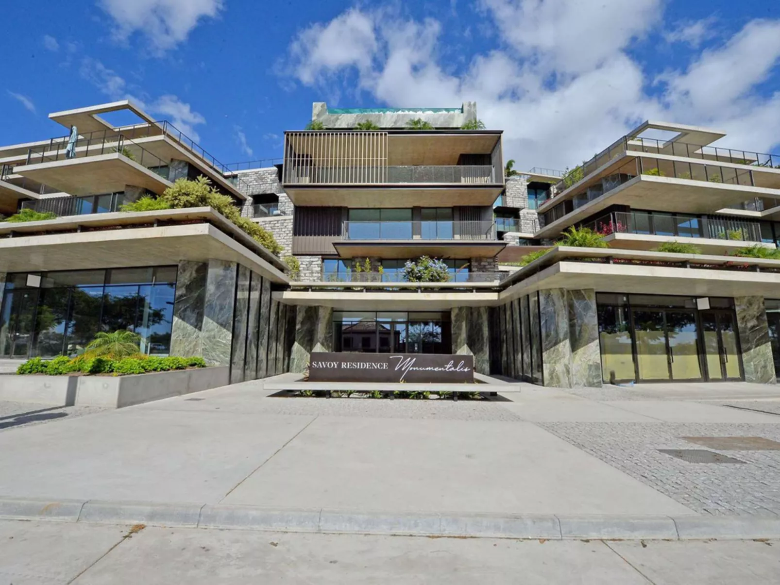 RJS Savoy Monumentalis-Outside