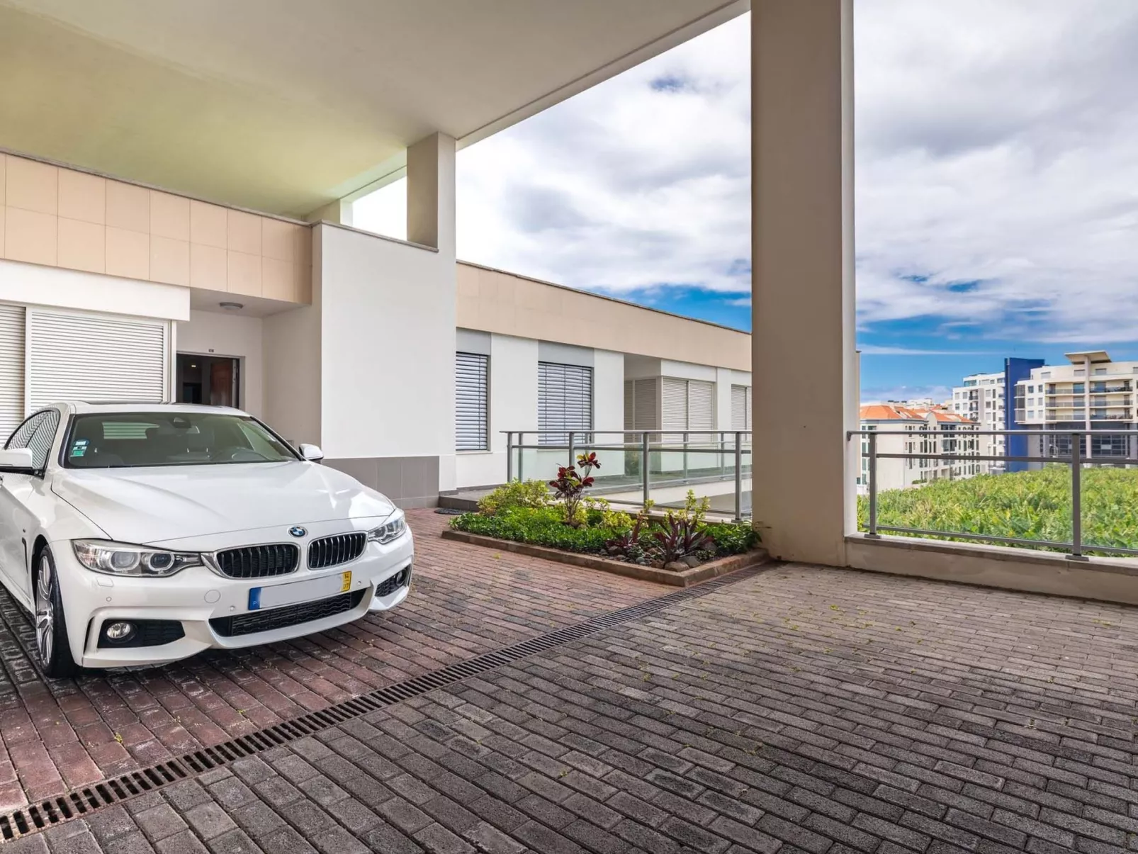 Modernes Terrassenapartment am Meer-Outside