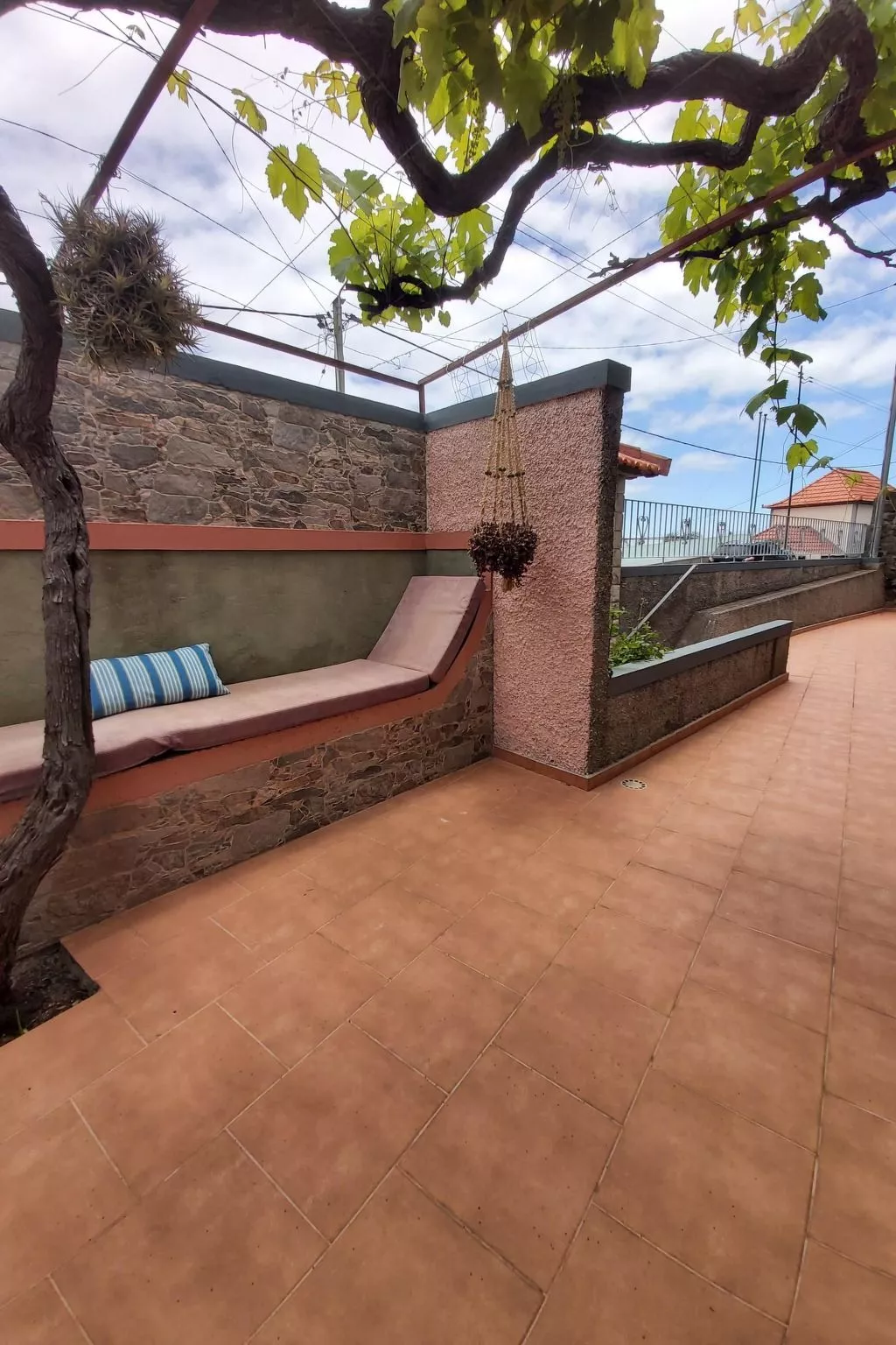 Cottage aus Stein mit Blick auf das Wasser-Dehors