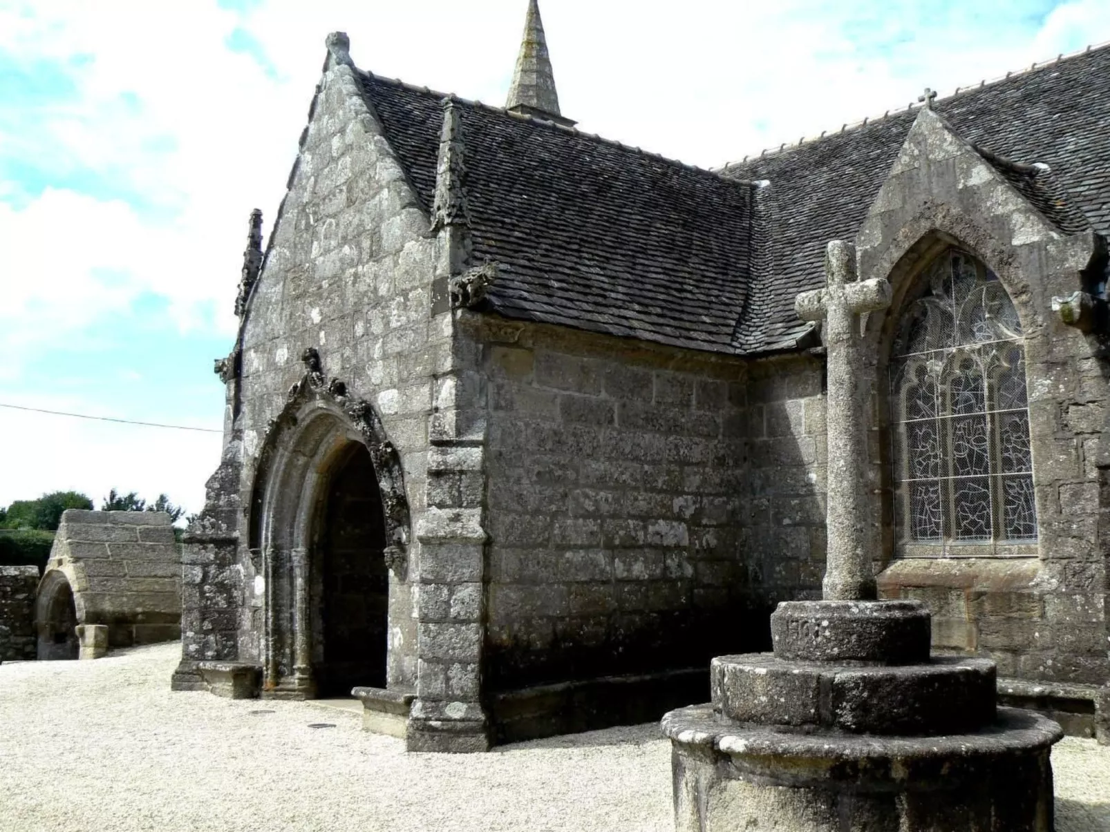 Küstennahes, bretonisches Ferienhaus mit Kamin-Outside