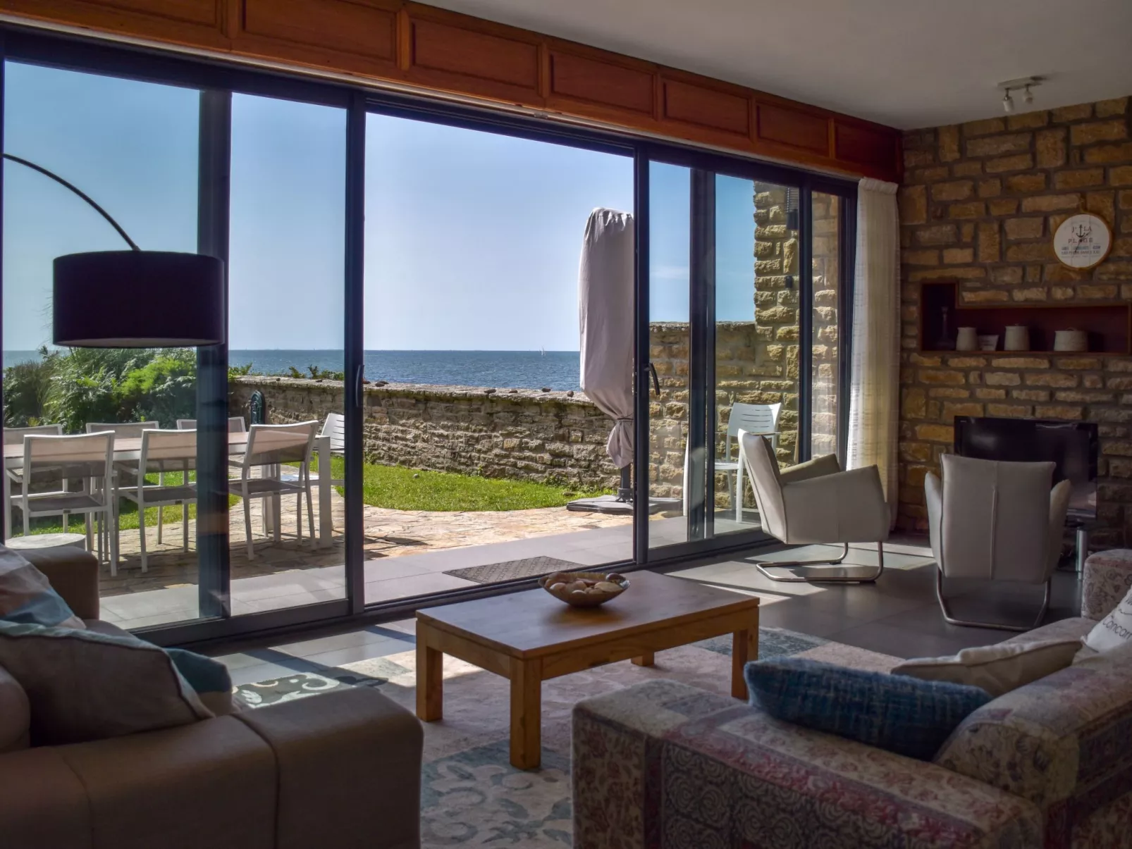 Villa mit großem Grundstück direkt am Mer-Drinnen