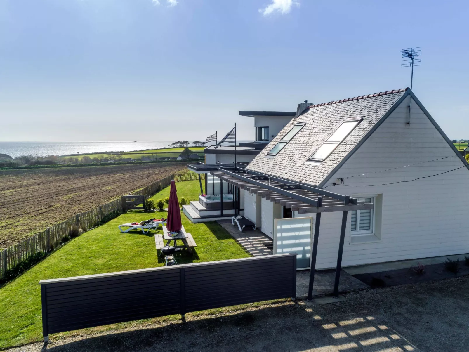 Charmantes Haus mit privatem Jacuzzi in der Bretagne-Dehors