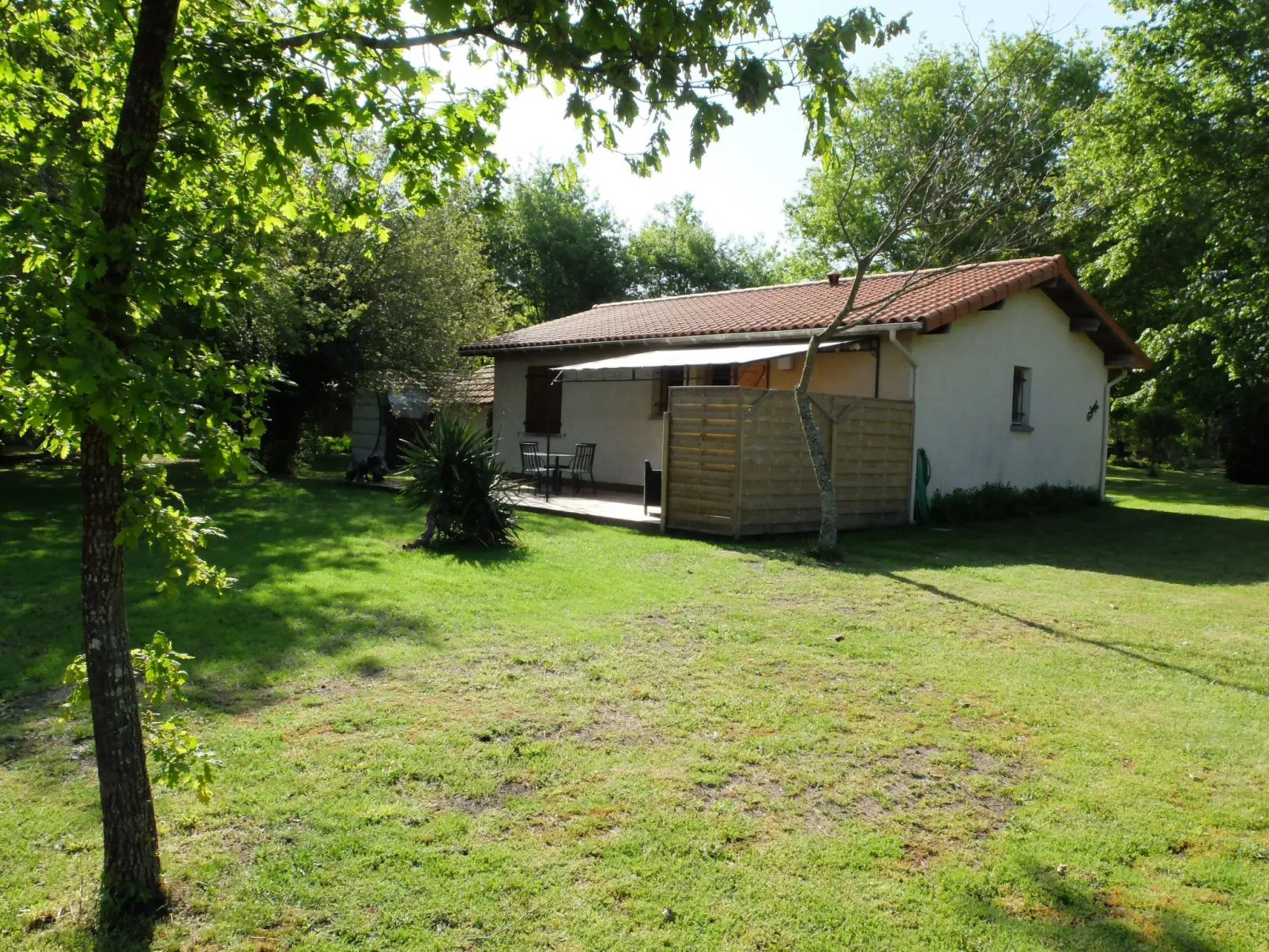 Gemütliches Ferienhäuschen im Grünen mit Terrasse-Draußen