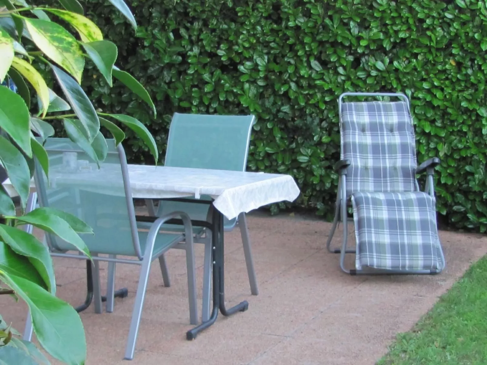 2 Zimmer Gartenwohnung mit Pool-Draußen