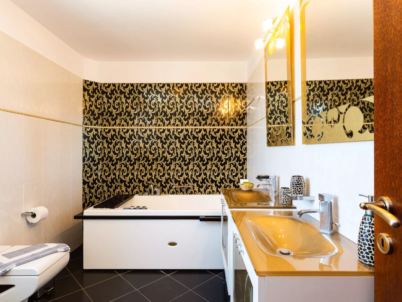 Familienvilla mit privatem Pool, Tischtennisplatte und Fußballtisch-Image-tags.info