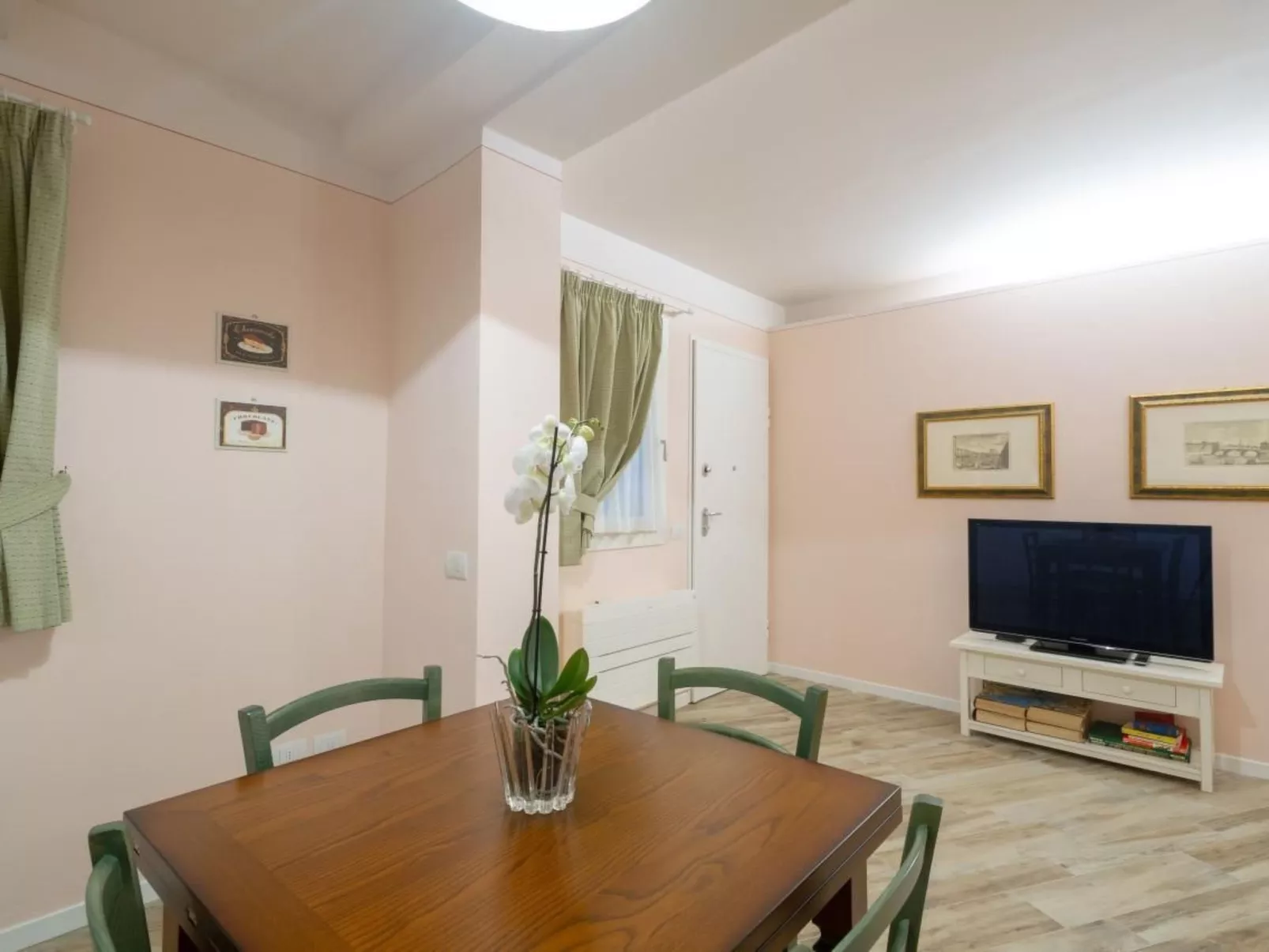 Rosa in der Toskana-Dedans