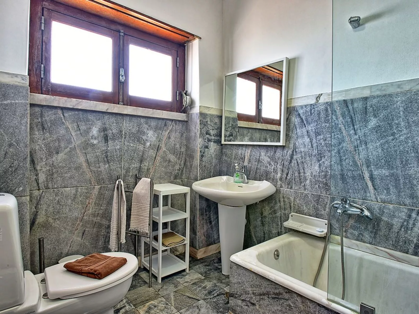 "Apolonia" mit Waschmaschine-Drinnen