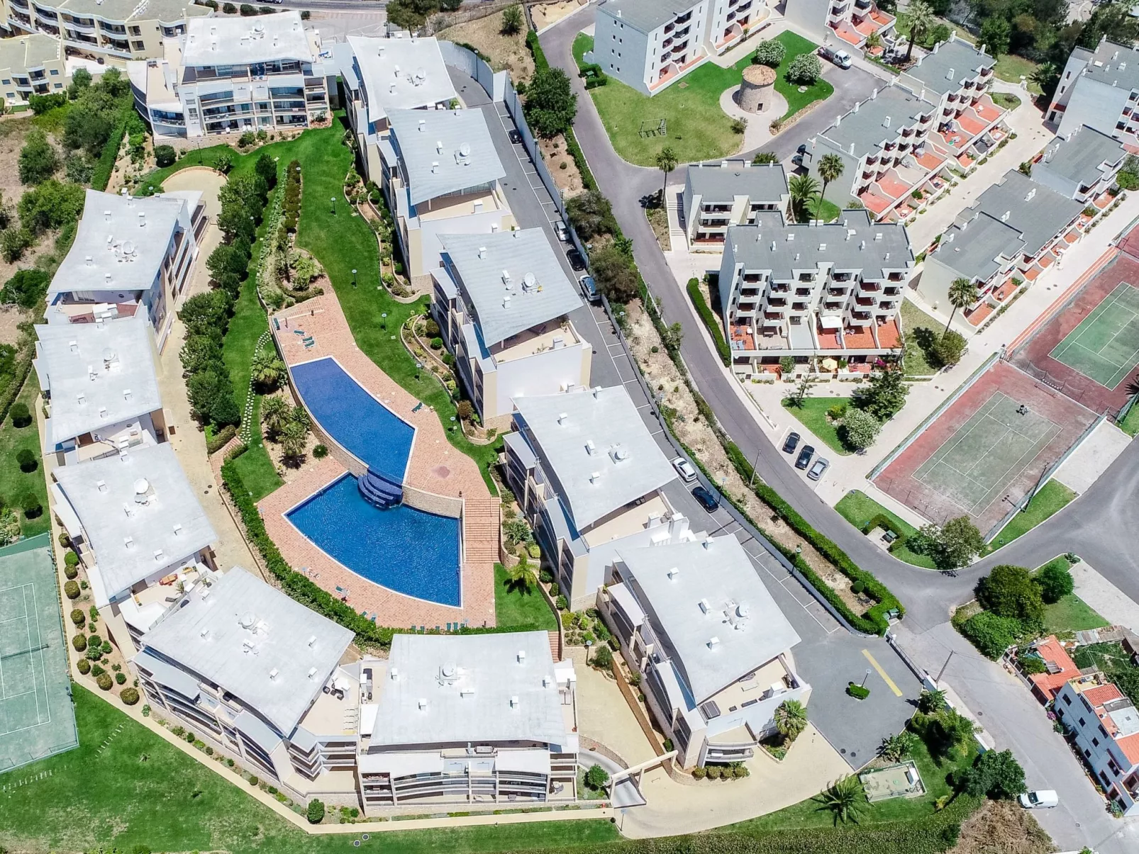 BnB Homes Wohnung mit Terrasse und Schwimmbad-Draußen