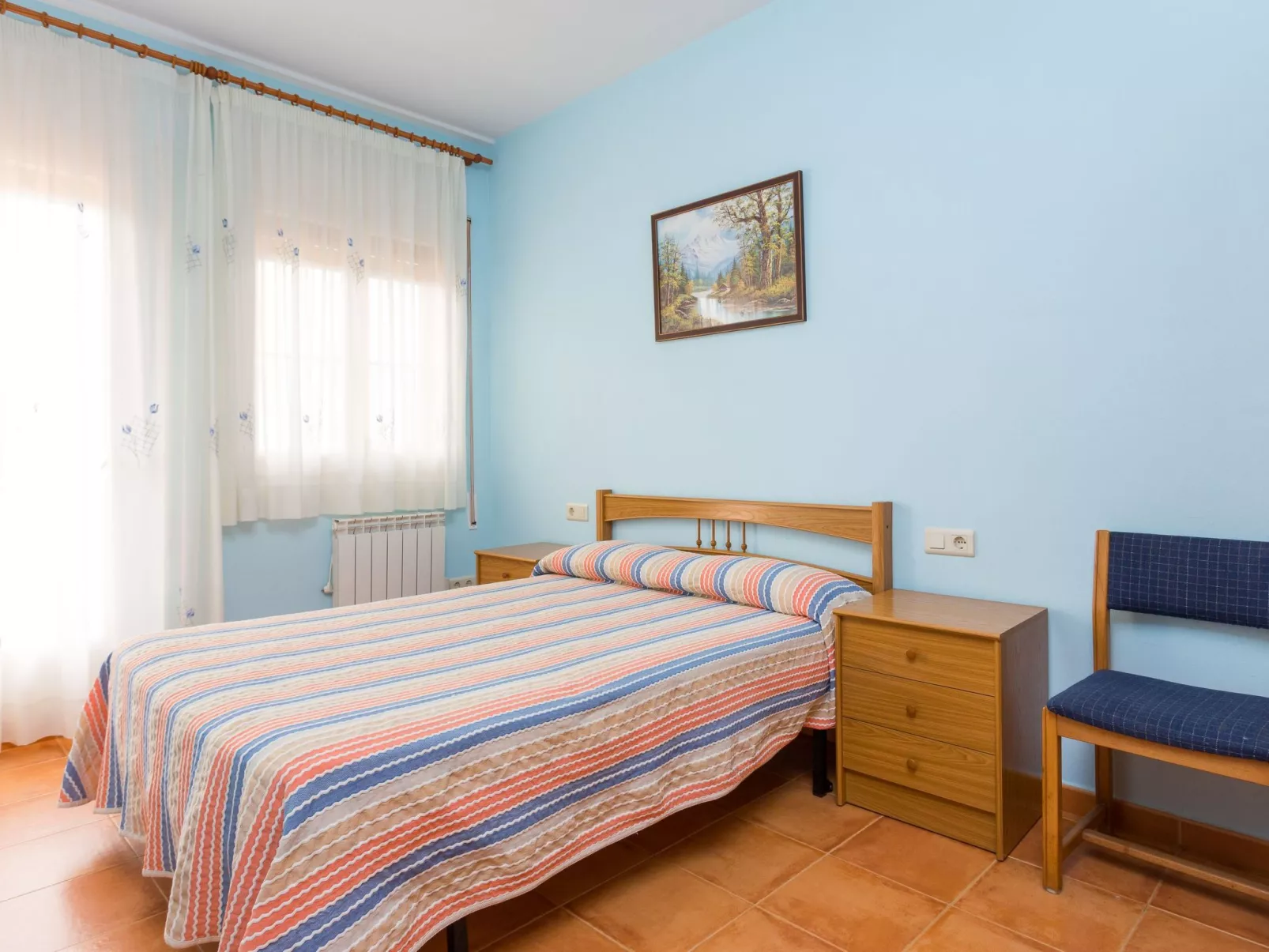 Großes Haus mit Schwimmbad und Barbecue-Drinnen