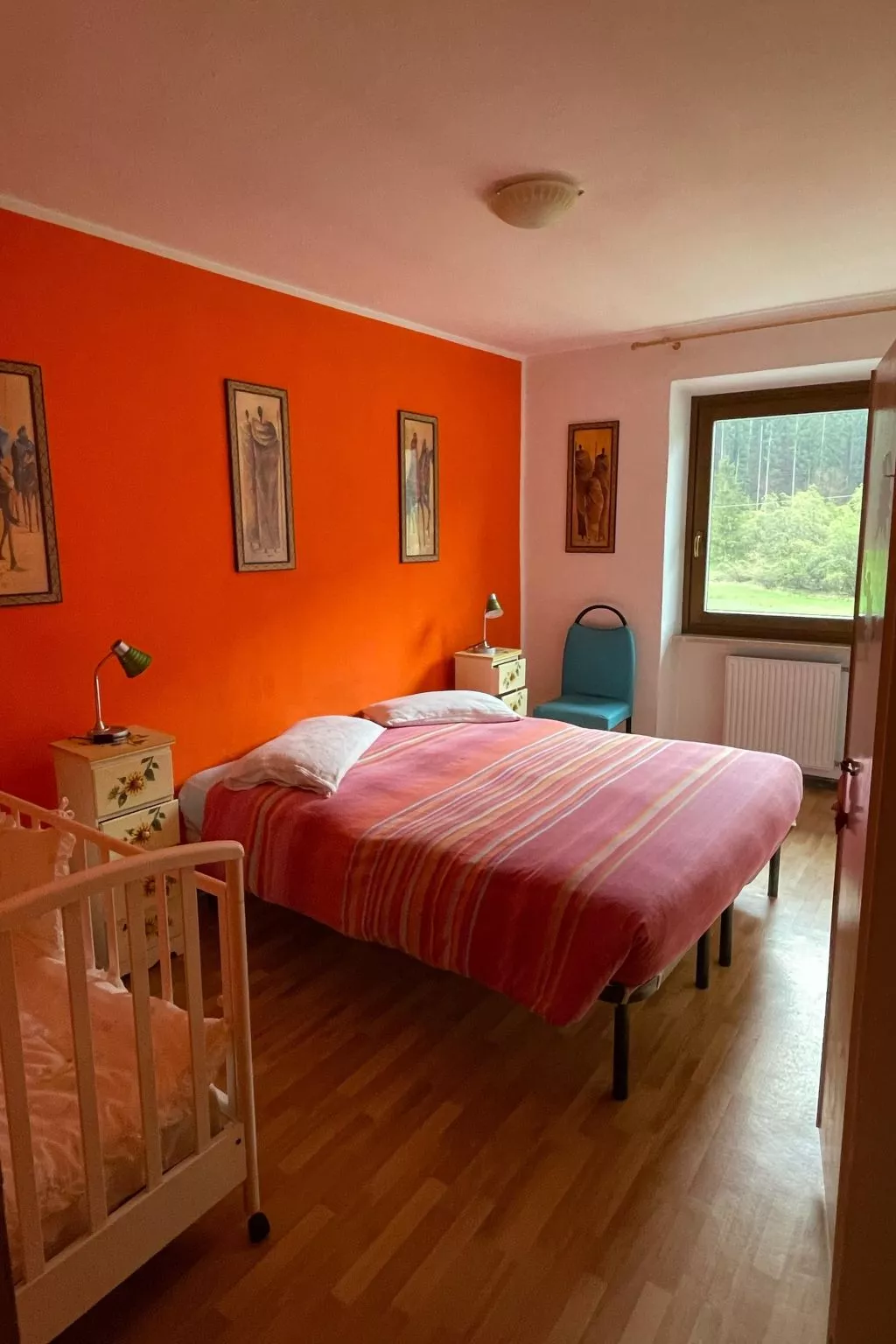 Gesegnet wie Frösche auf einem Seerosenblatt-Drinnen