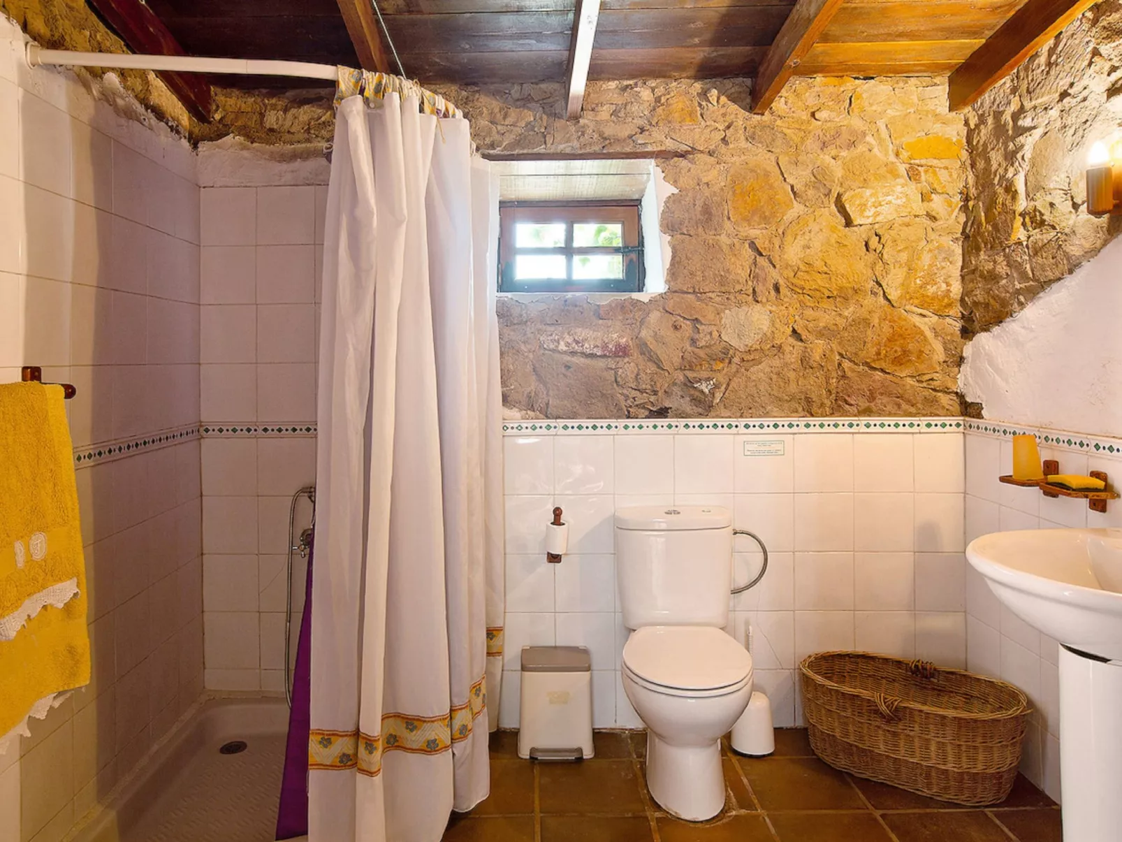 250 Jahre altes Steinhaus mit zwei Terrassen inmitten einer wunderbaren Naturla-Inside