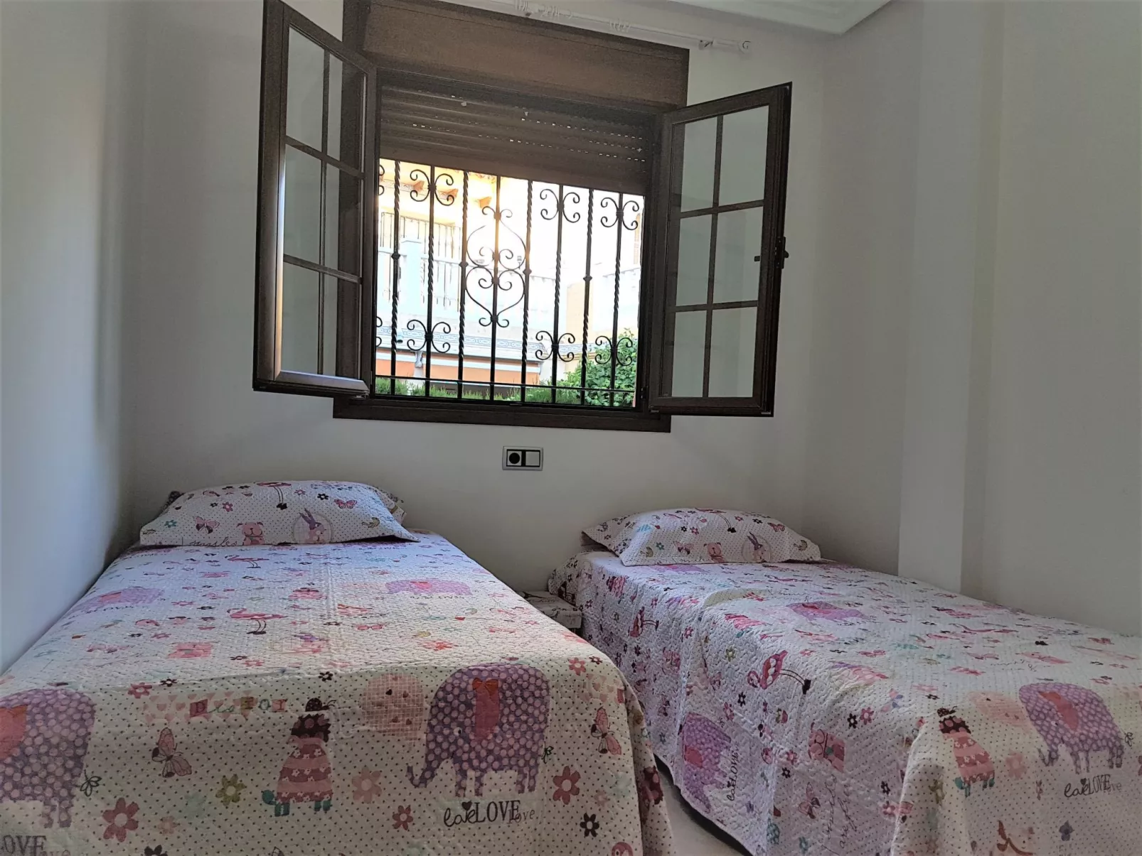 La Invincible Terreros in der 1. Reihe des Strandes-Inside