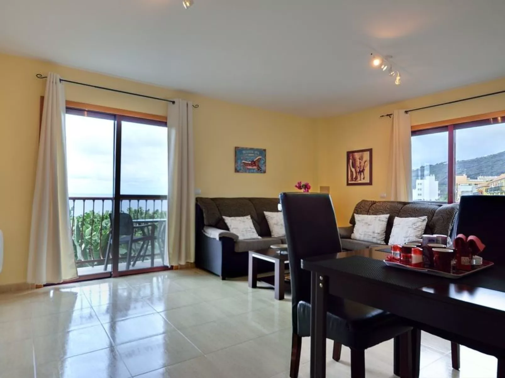 Belair mit Pool - Drinnen