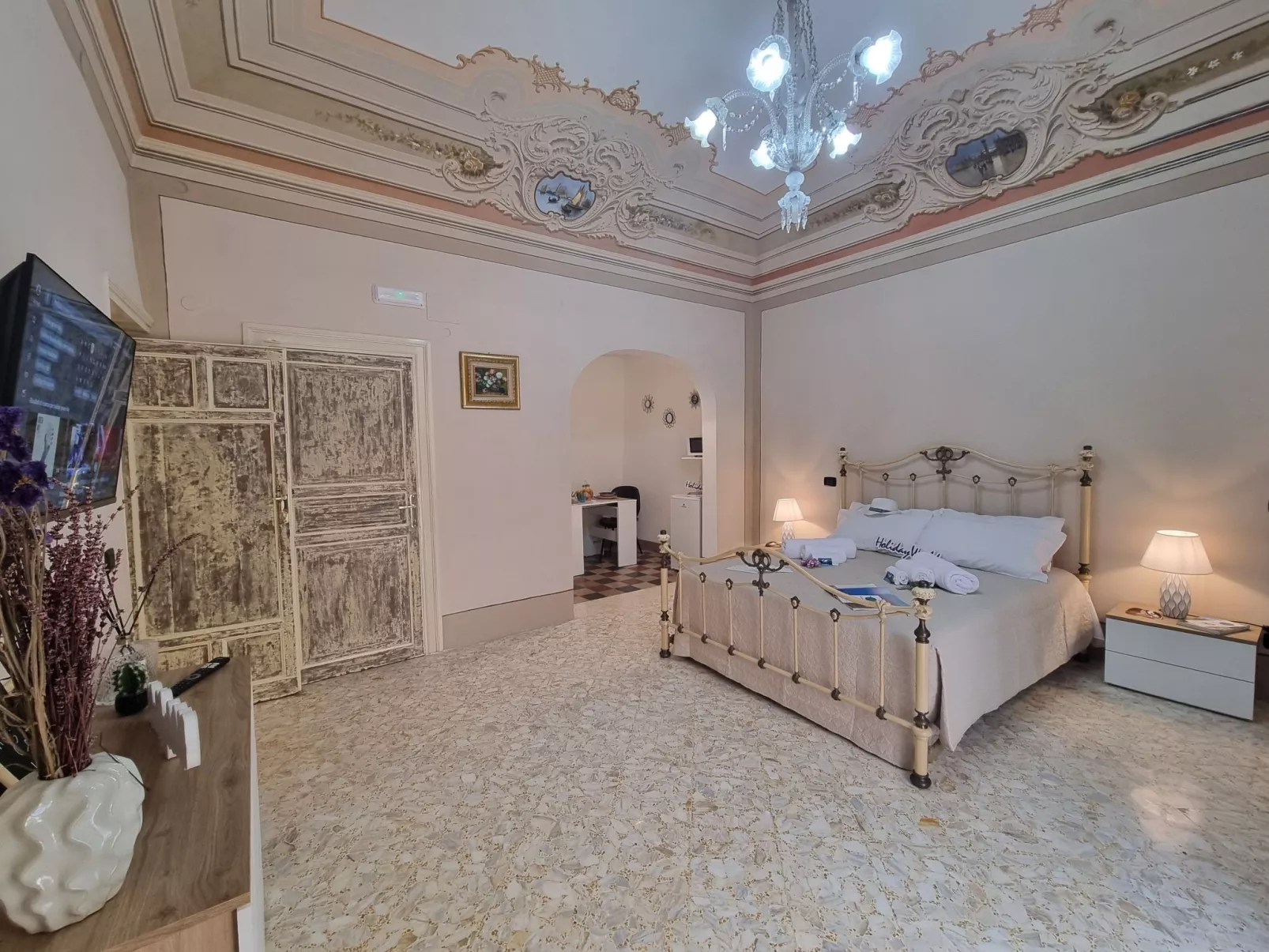 Donna Elisa von Holiday World-Inside