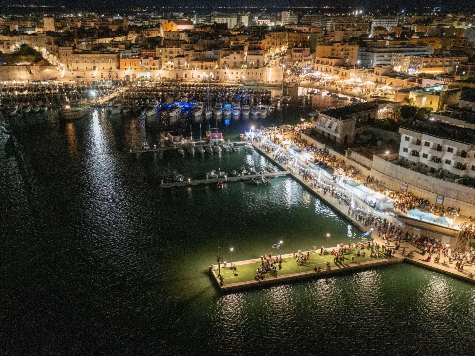 Bei Tante Gina-Drinnen