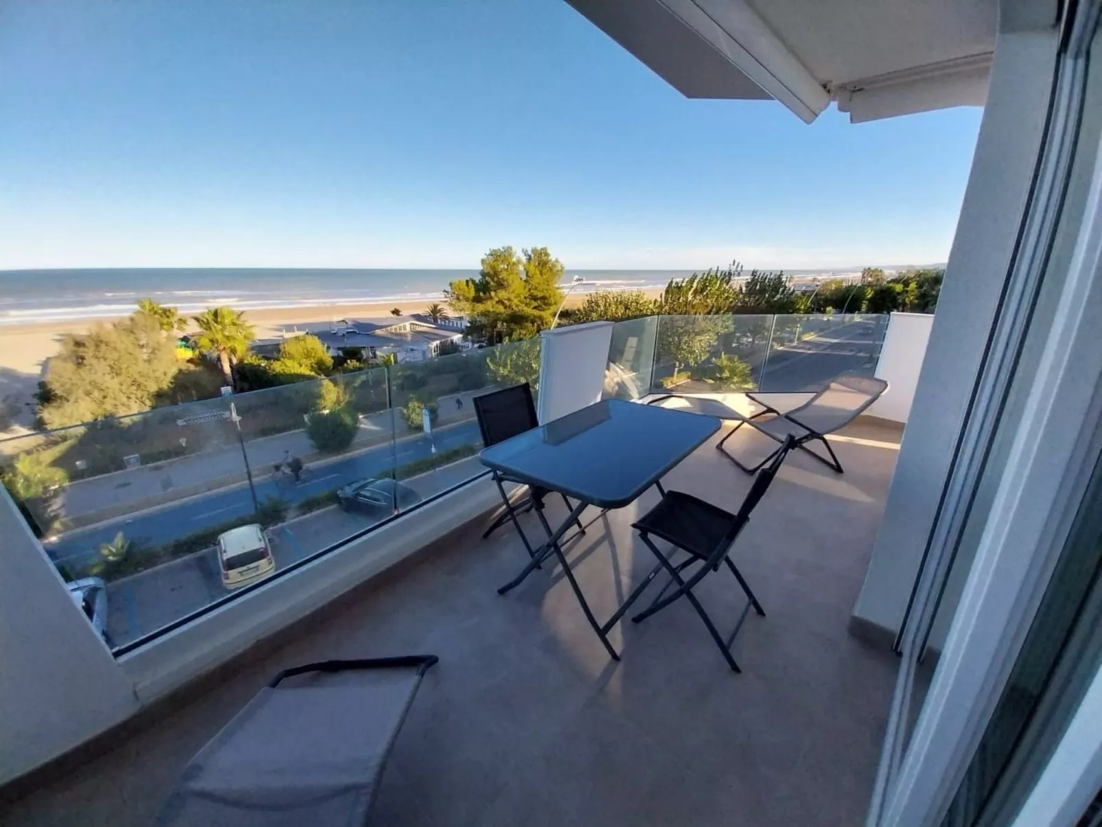 Helle und neue Ferienwohnung direkt am Strand-Draußen