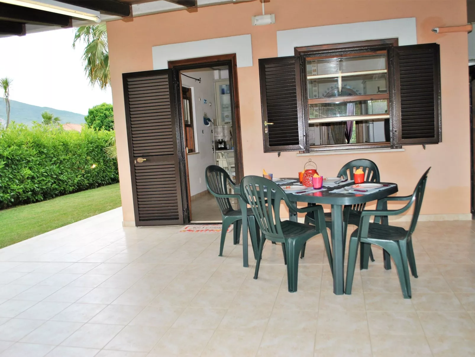 Charmantes Haus in Fondi mit überdachter Veranda-Outside