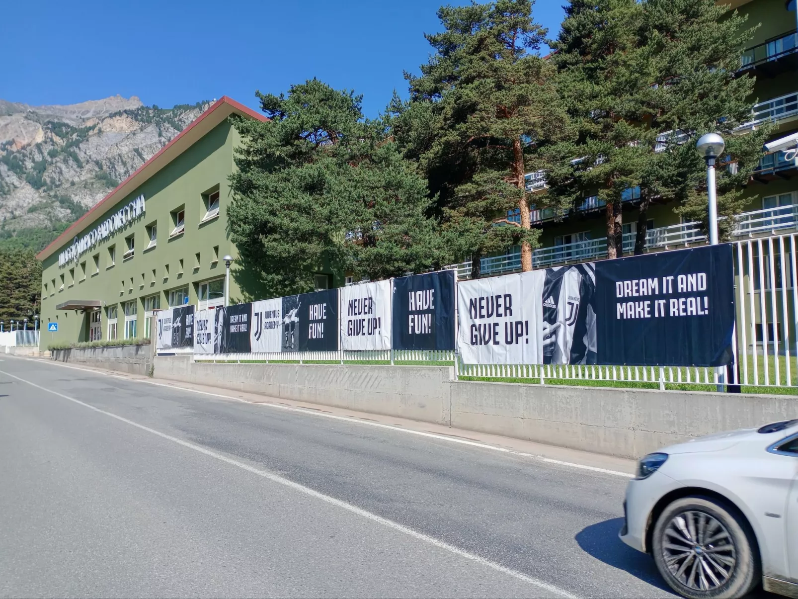 Mit Bergblick-Dehors